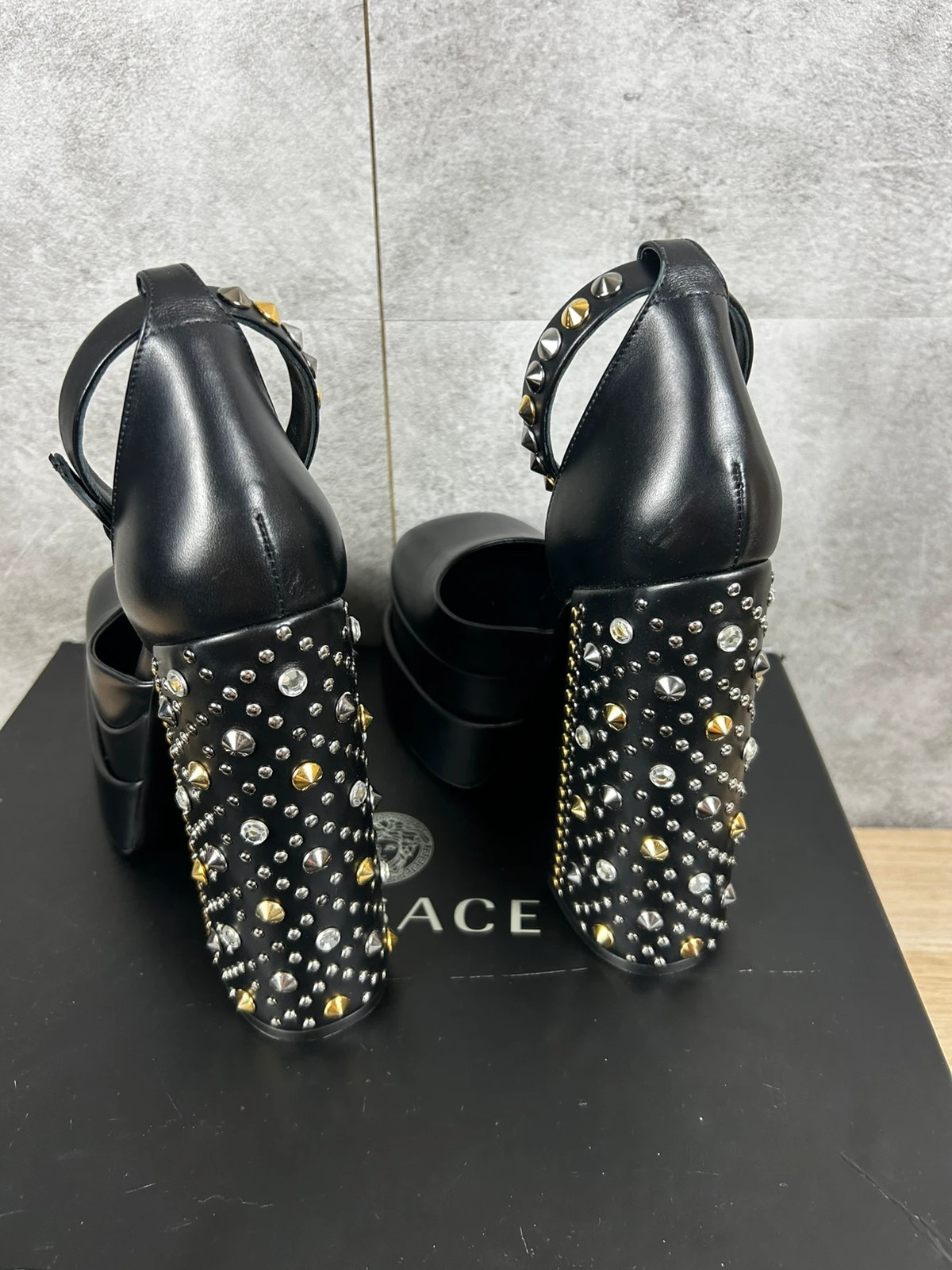 Versace femmes Escarpins plateforme Medusa noirs cuir cloutés T37 IT neufs avec boîte – Versace – taille 38 3