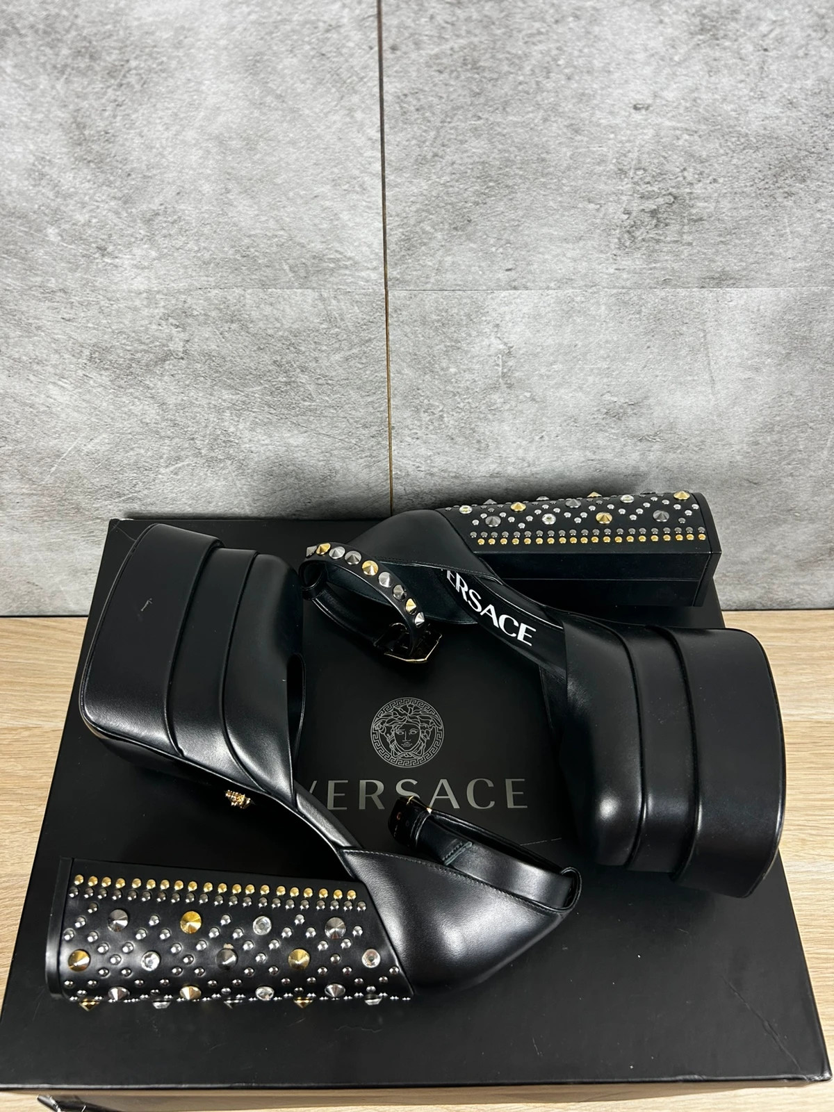 Versace femmes Escarpins plateforme Medusa noirs cuir cloutés T37 IT neufs avec boîte – Versace – taille 38 4