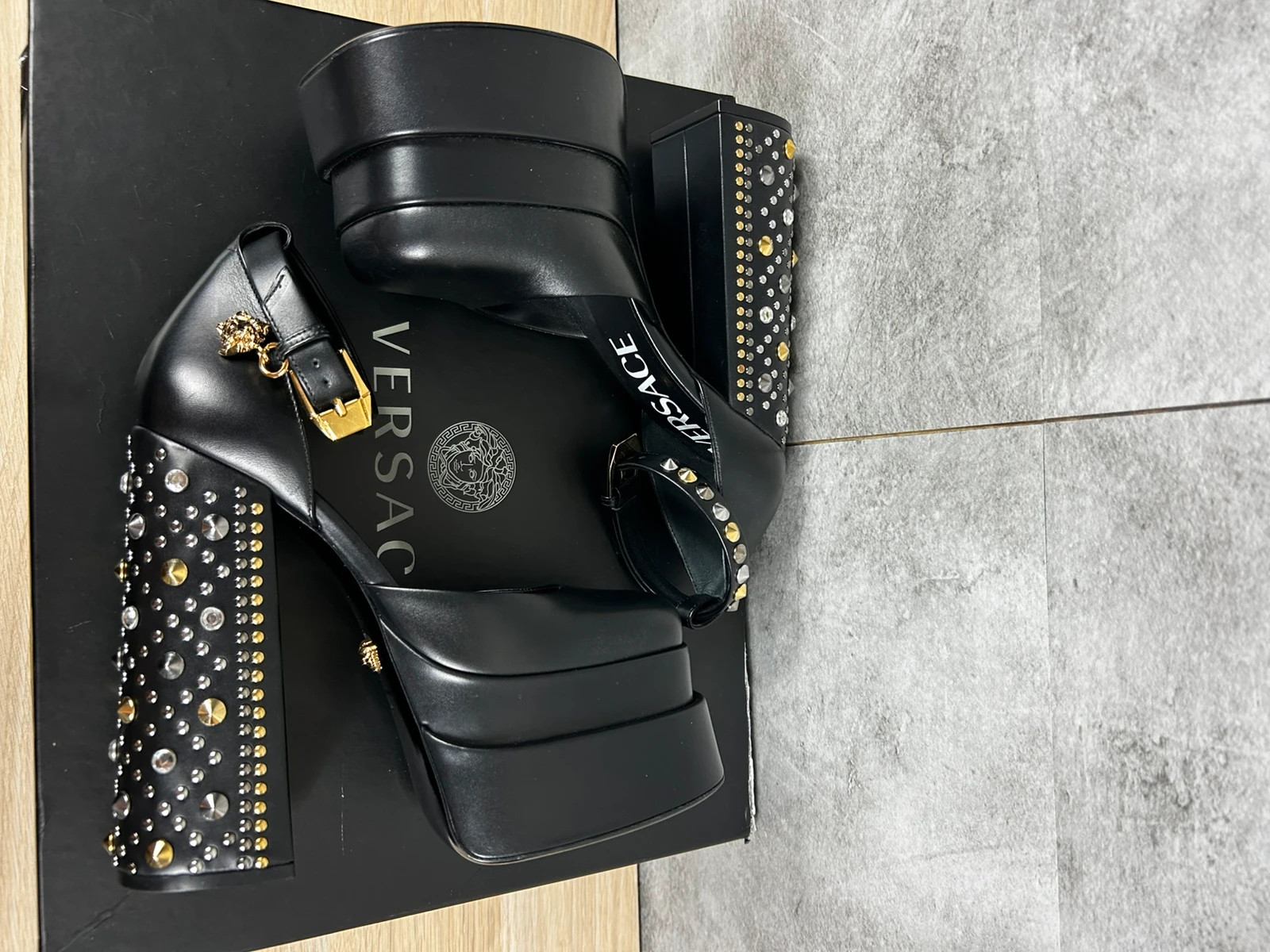 Versace femmes Escarpins plateforme Medusa noirs cuir cloutés T37 IT neufs avec boîte – Versace – taille 38 5