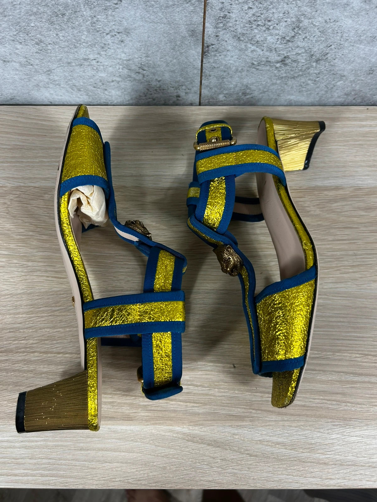 Gucci sandales à talons cuir métallisé doré tête de tigre 38 IT Made in Italy – Gucci – taille 38 2