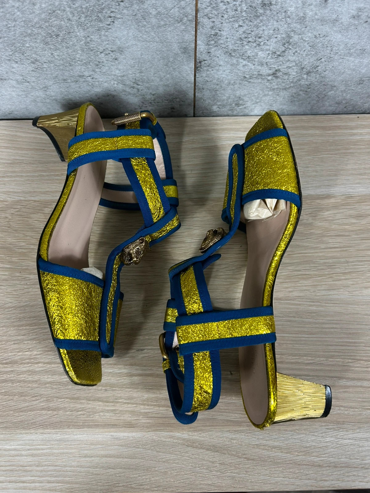 Gucci sandales à talons cuir métallisé doré tête de tigre 38 IT Made in Italy – Gucci – taille 38 3