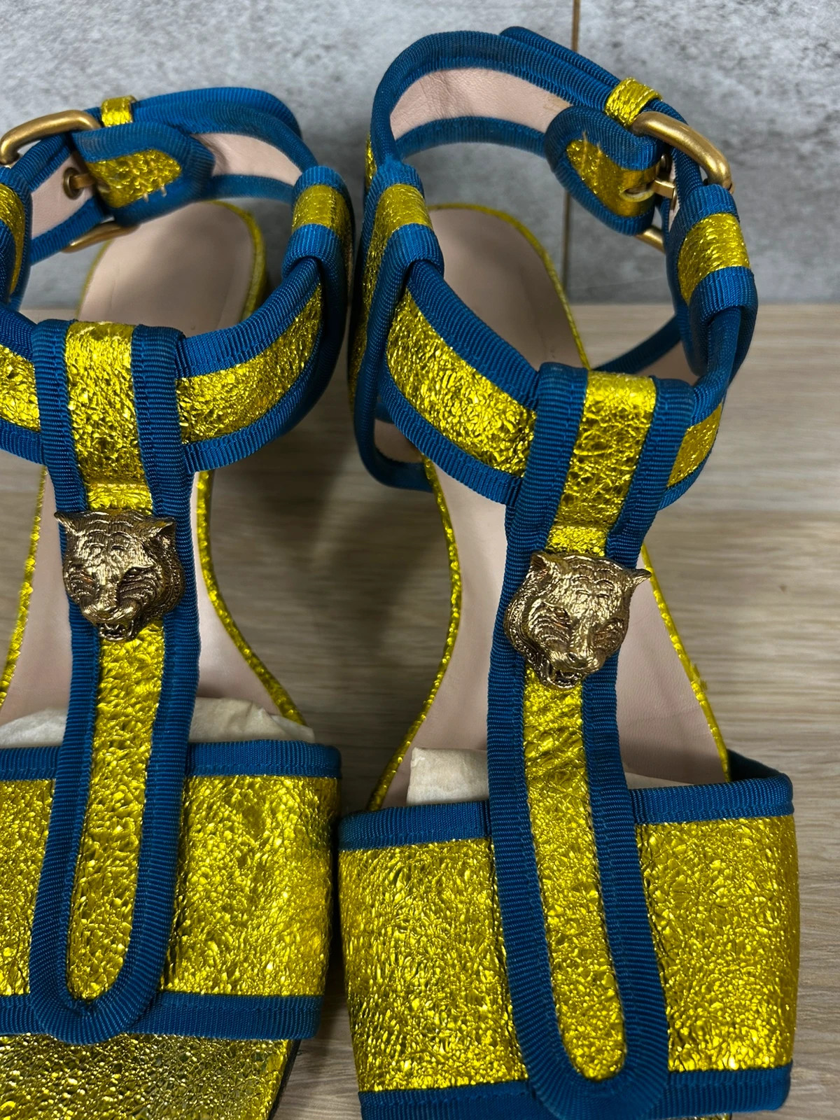 Gucci sandales à talons cuir métallisé doré tête de tigre 38 IT Made in Italy – Gucci – taille 38 4