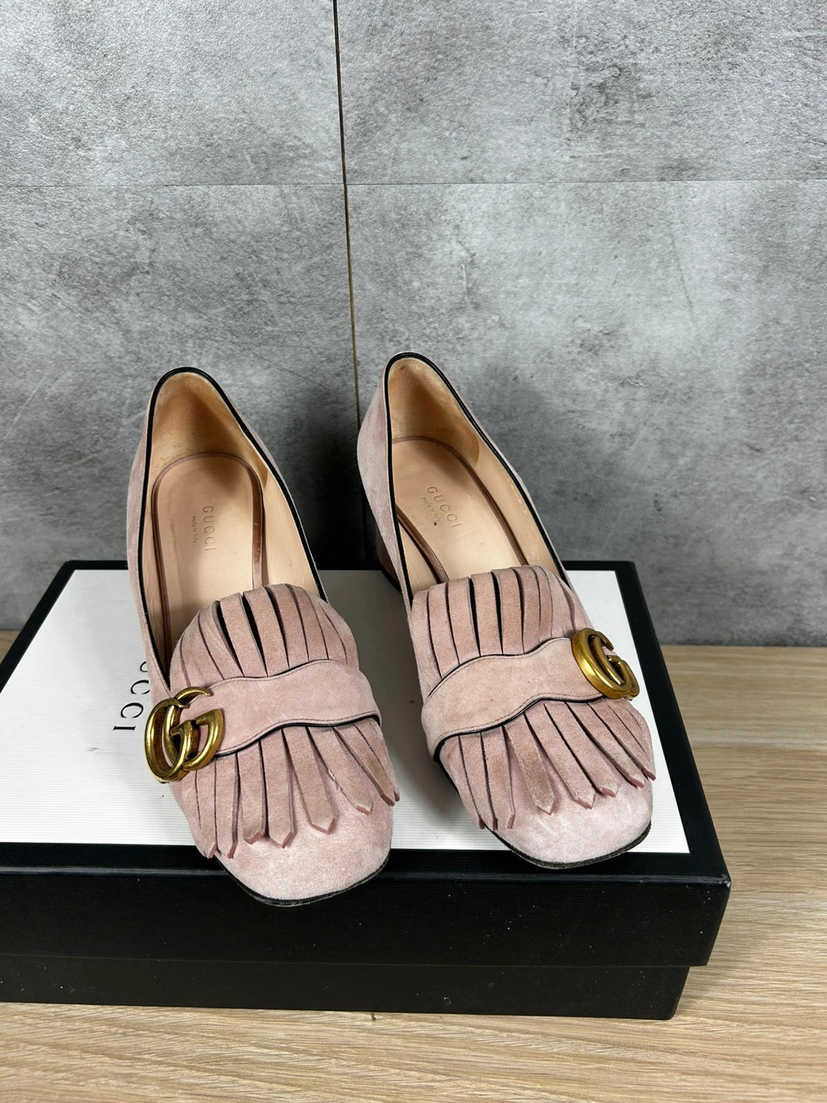 Gucci escarpins en daim rose poudré GG Marmont à franges T37.5