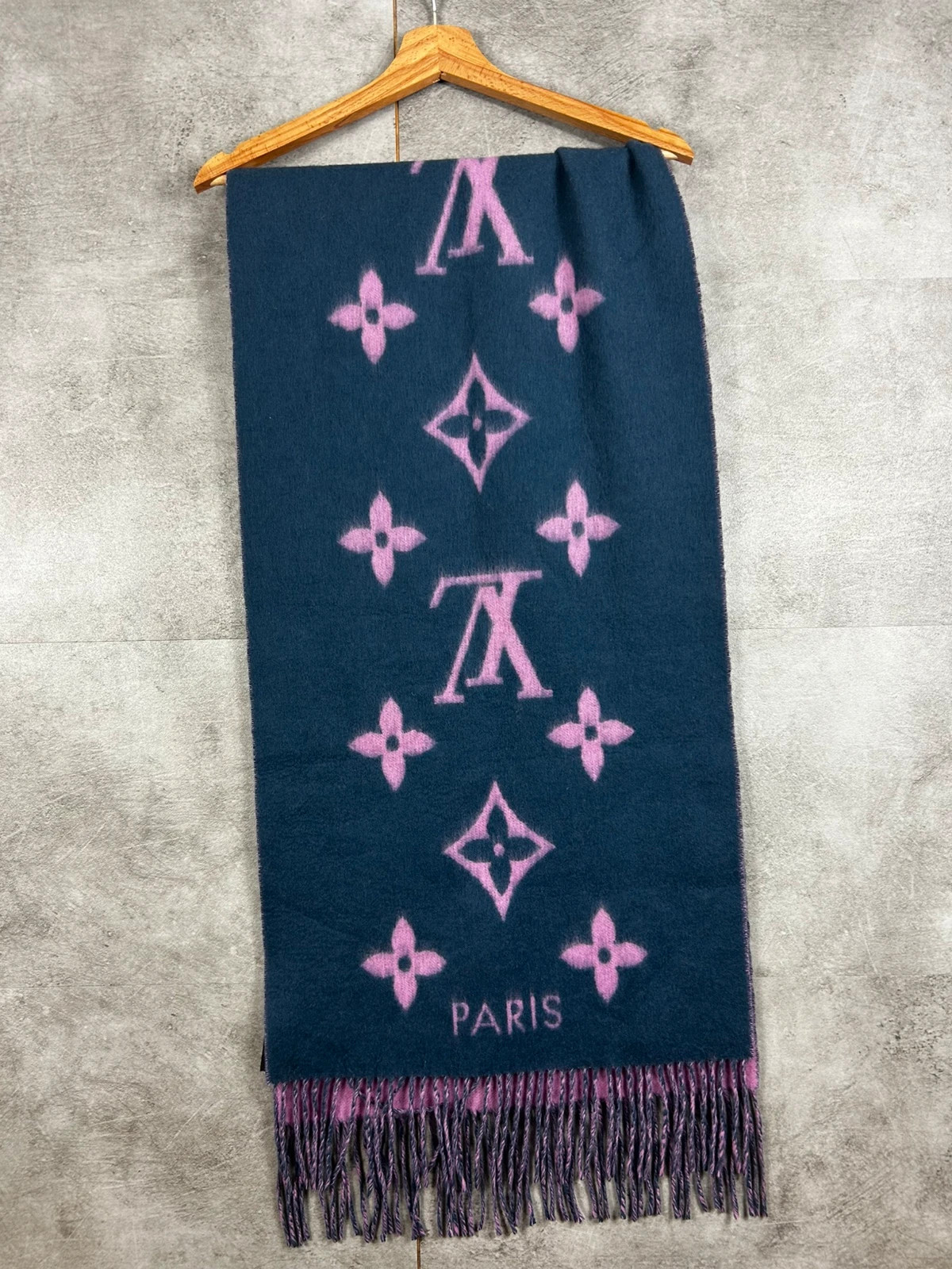 Louis Vuitton femmes écharpe monogramme géant 100% cachemire bleu marine rose luxe – Louis Vuitton 2
