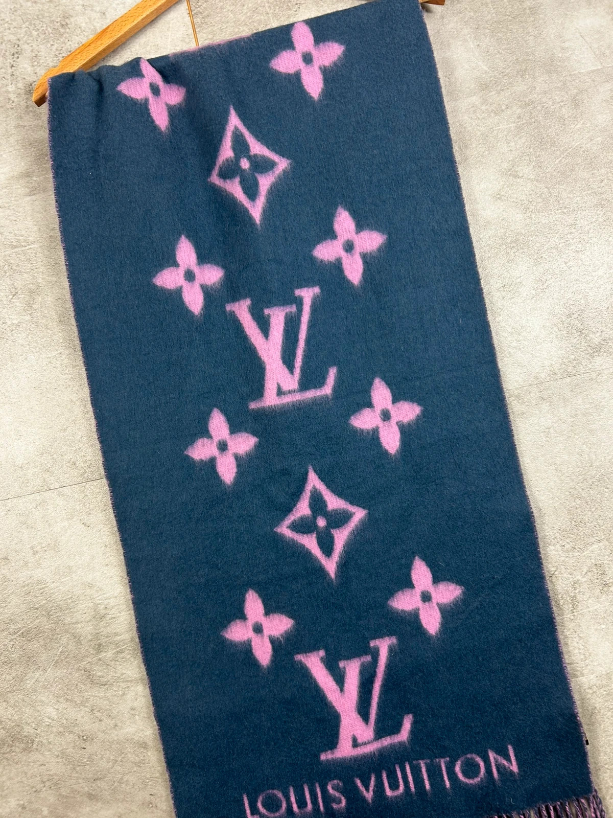 Louis Vuitton femmes écharpe monogramme géant 100% cachemire bleu marine rose luxe – Louis Vuitton 3