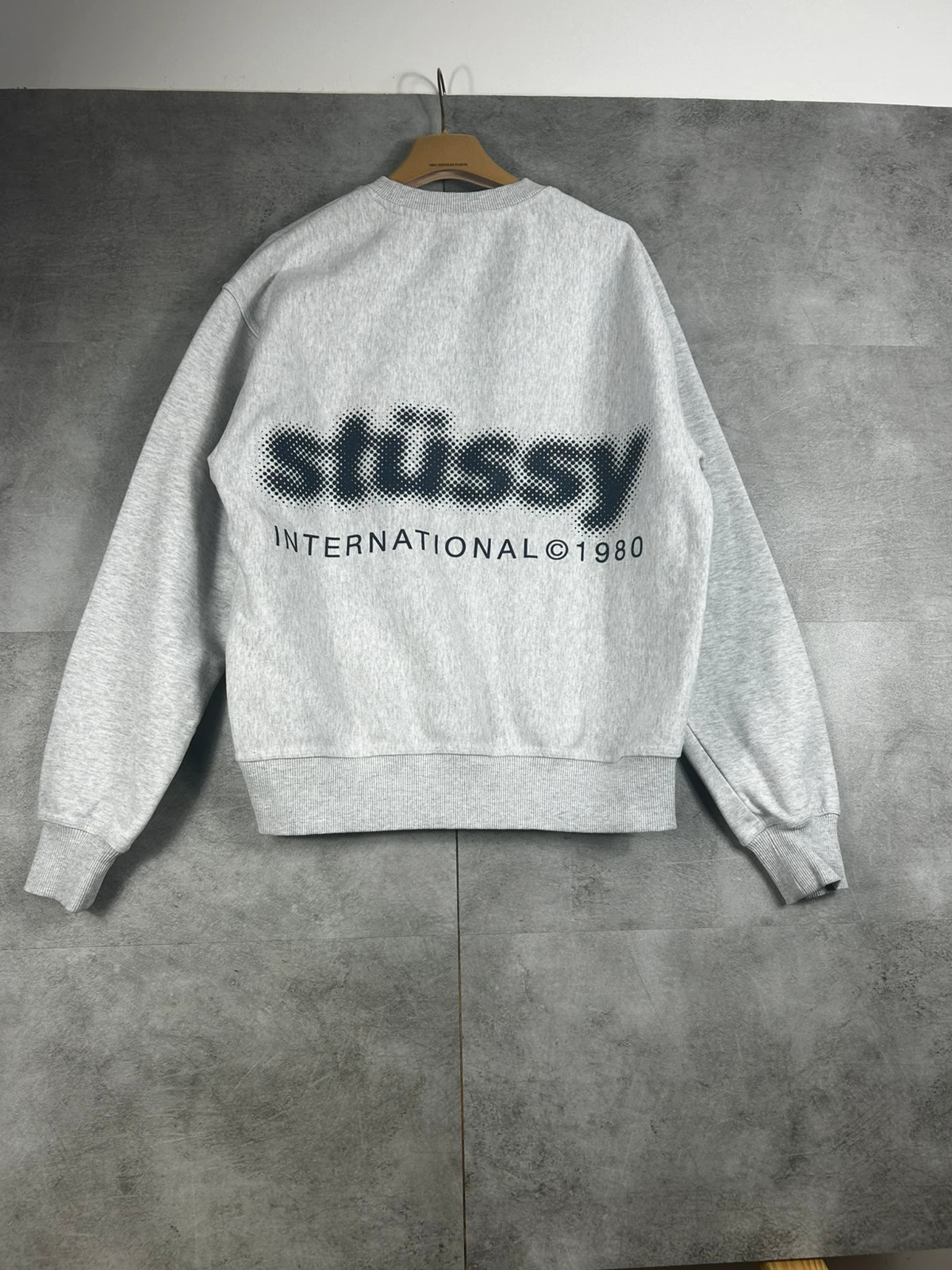 Stussy Hommes pull crewneck Sweat Logo International 1980 Taille S Gris Chiné Streetwear Skate – Stüssy – taille S 2