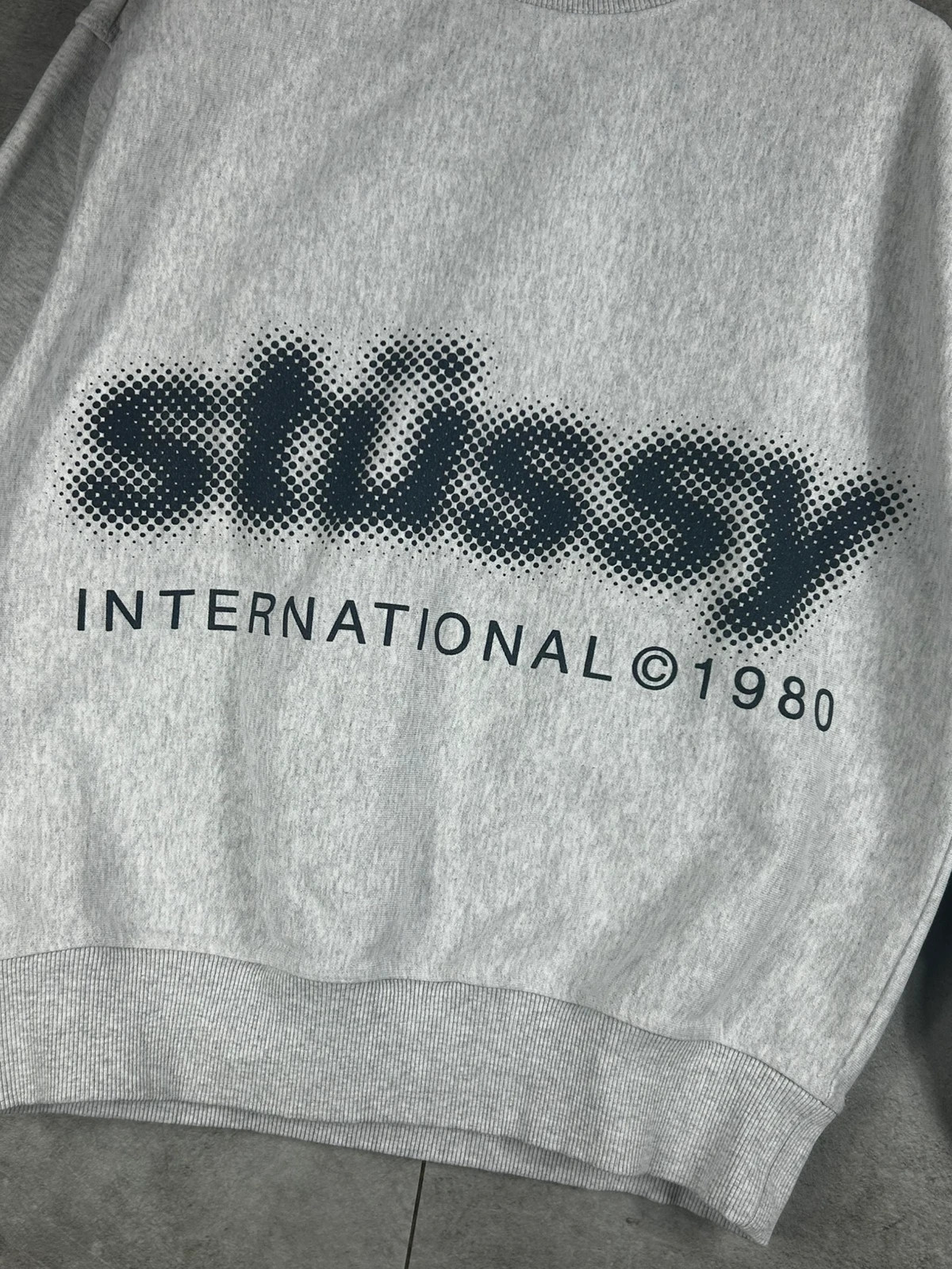 Stussy Hommes pull crewneck Sweat Logo International 1980 Taille S Gris Chiné Streetwear Skate – Stüssy – taille S 3