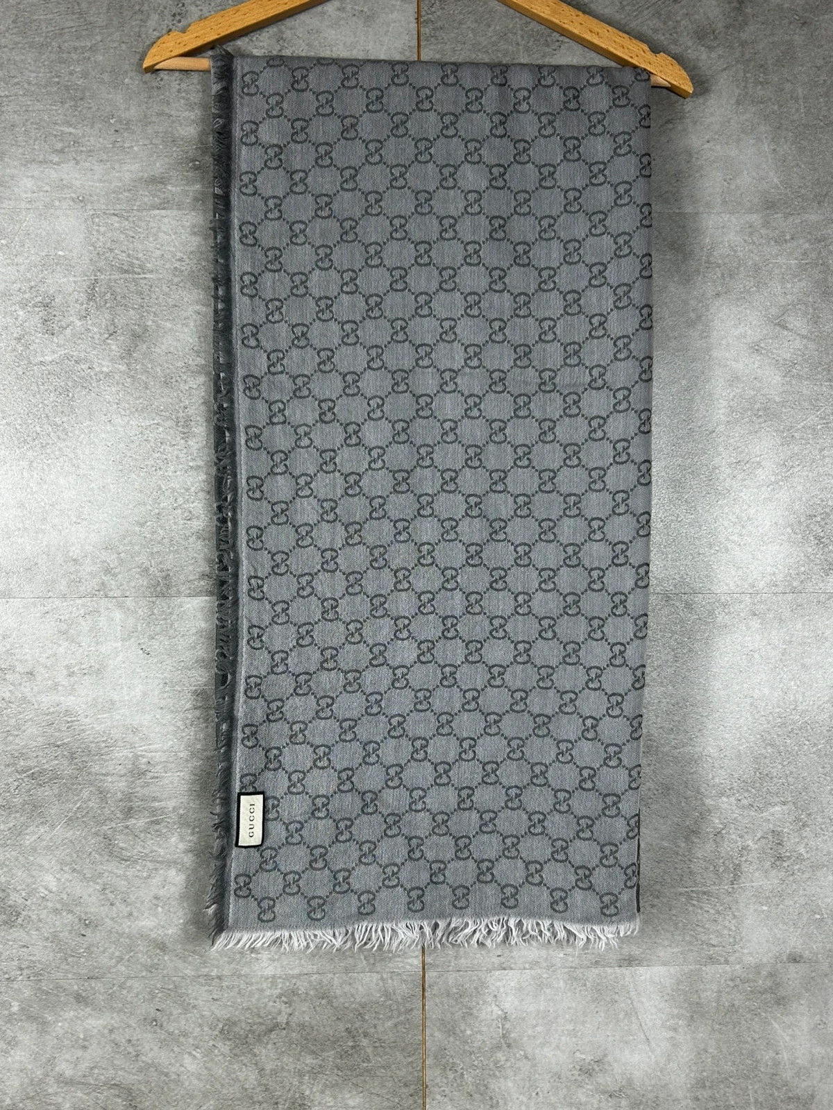 Gucci femmes écharpes foulards châle monogram GG jacquard laine soie luxe gris réversible oversize