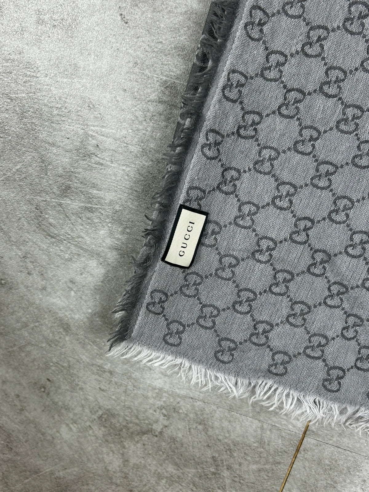 Gucci femmes écharpes foulards châle monogram GG jacquard laine soie luxe gris réversible oversize – Gucci 2