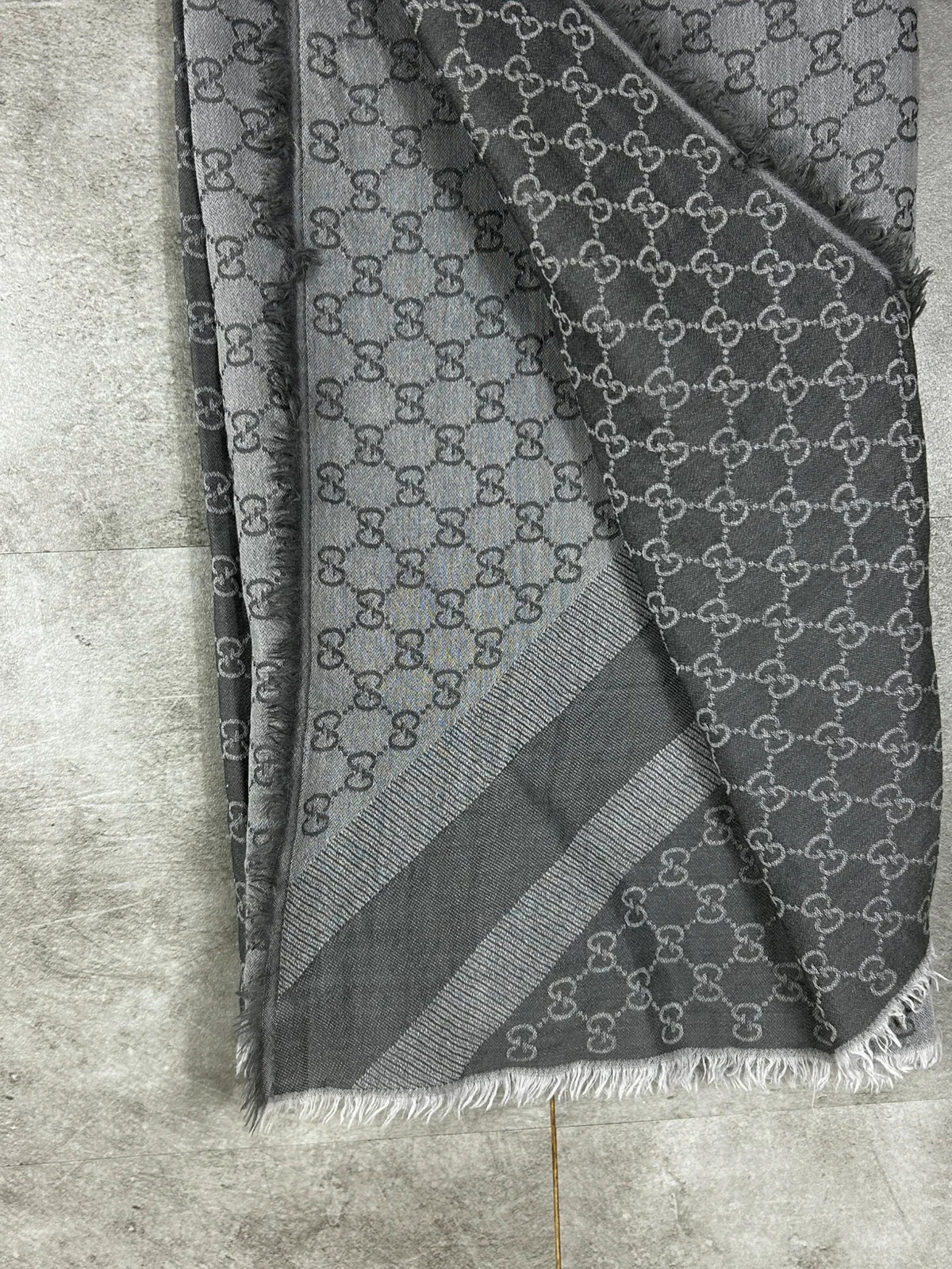 Gucci femmes écharpes foulards châle monogram GG jacquard laine soie luxe gris réversible oversize – Gucci 3