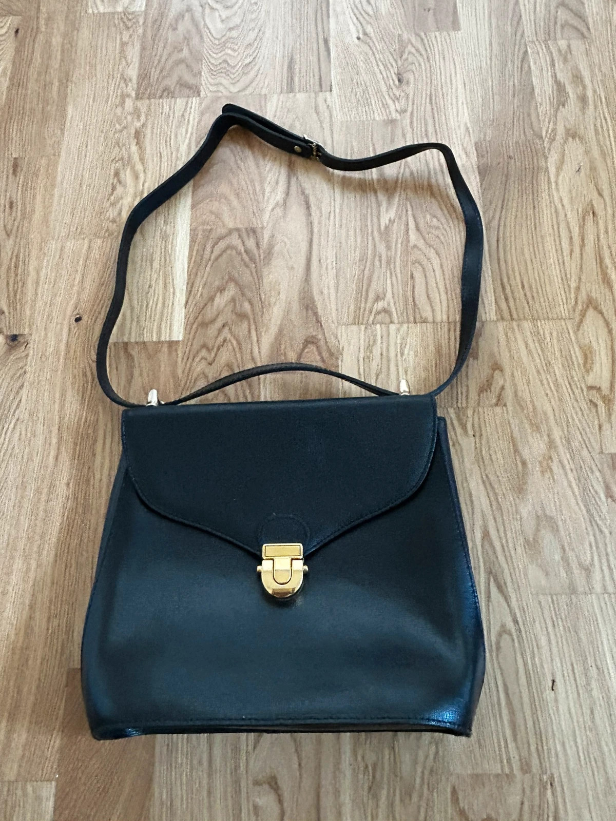 Lancaster femmes sac cuir noir vintage made in france bandouliere fermoir dore chic