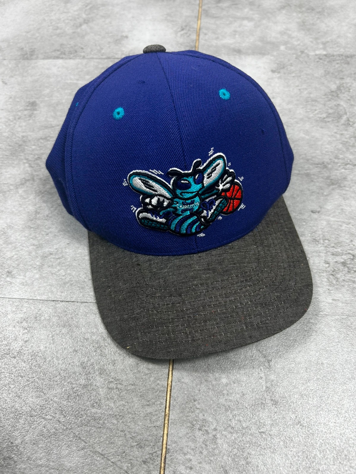 Mitchell & Ness homme casquette Charlotte Hornets NBA fitted 7 3/8 violet vintage