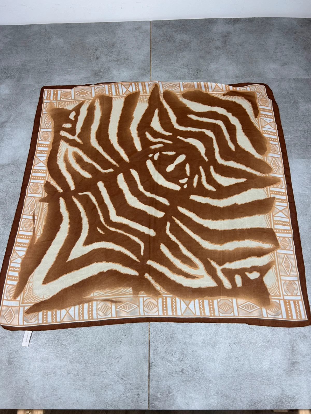ted lapidus femme foulard carre 80x80 imprime zebra marron beige