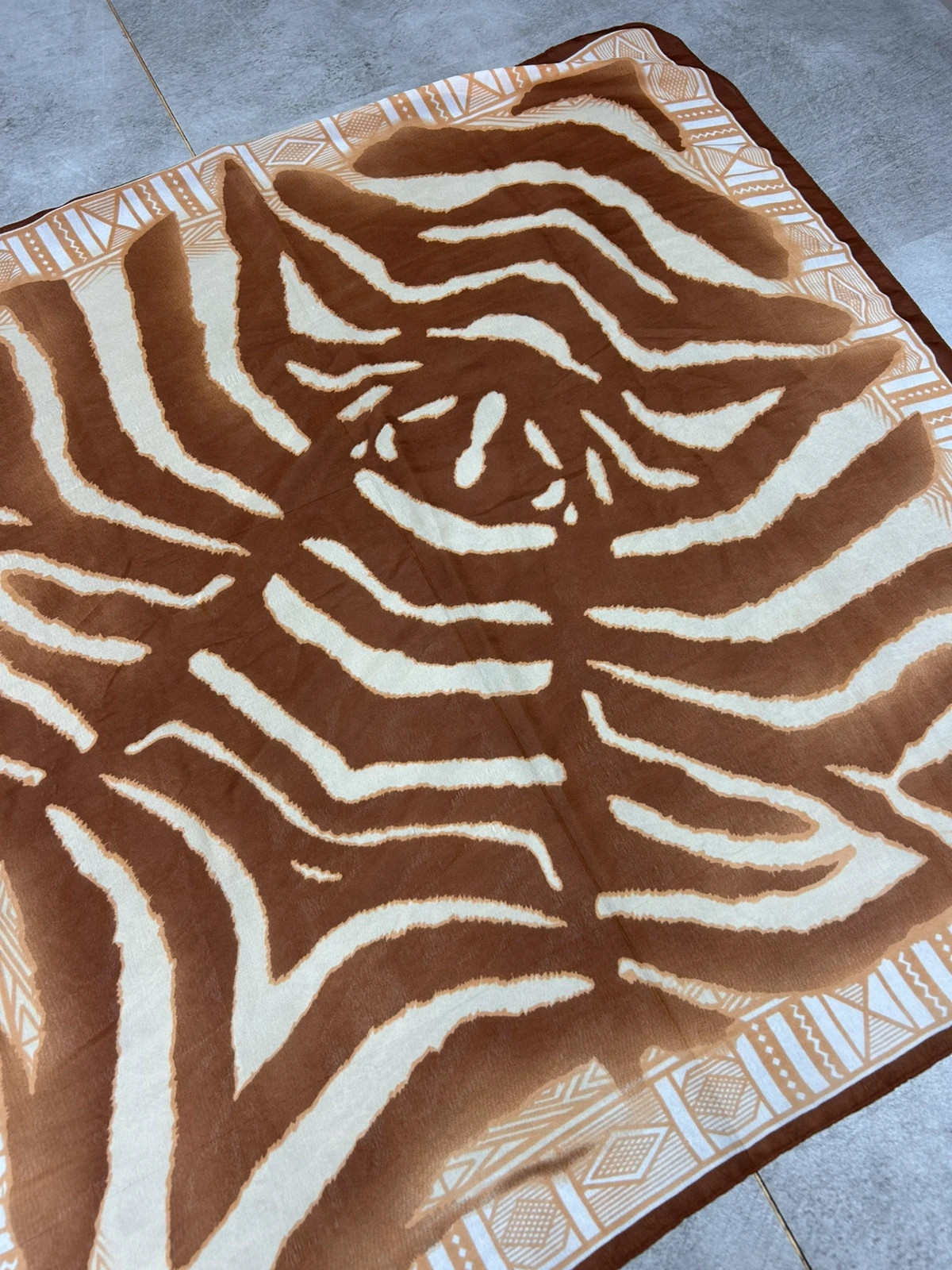 ted lapidus femme foulard carre 80x80 imprime zebra marron beige – Ted Lapidus 2
