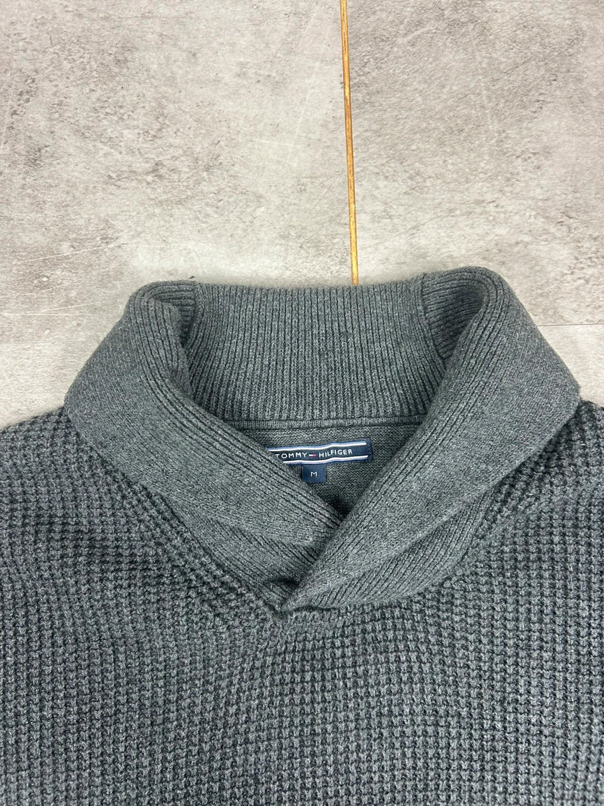 Tommy Hilfiger pull homme col châle gris M maille épaisse logo brodé – Tommy Hilfiger – taille M 4