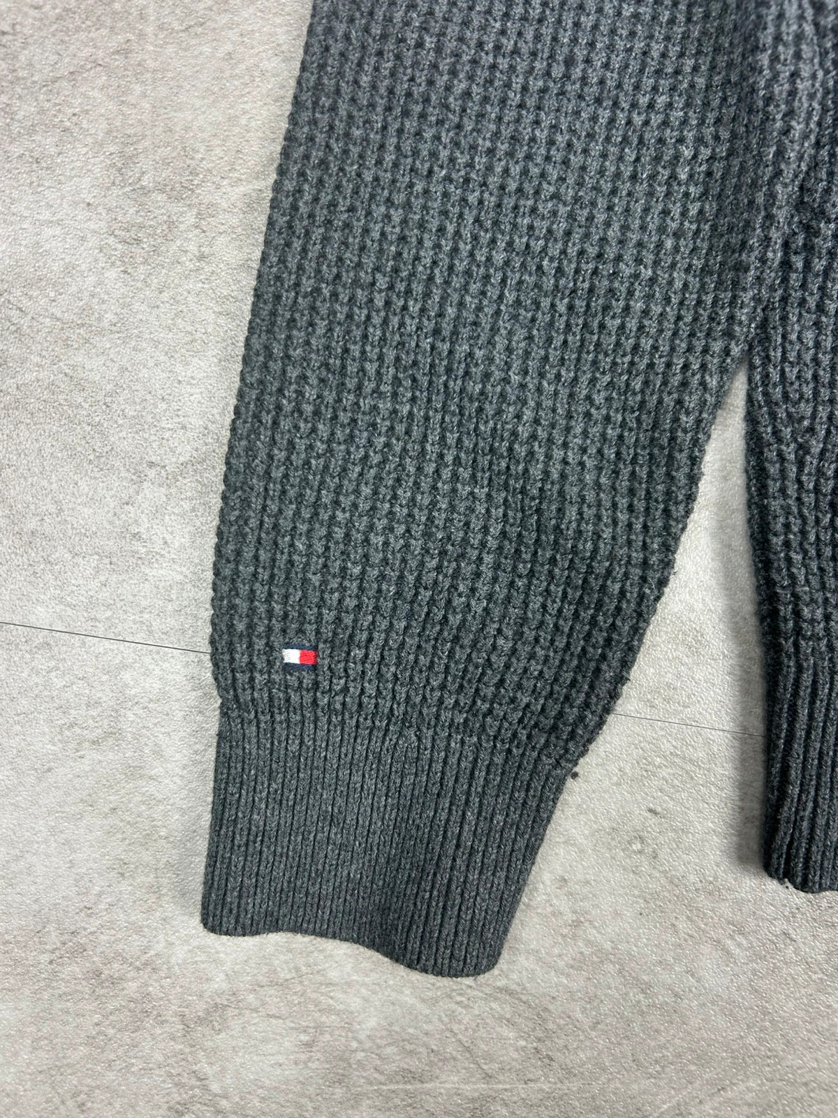 Tommy Hilfiger pull homme col châle gris M maille épaisse logo brodé – Tommy Hilfiger – taille M 5