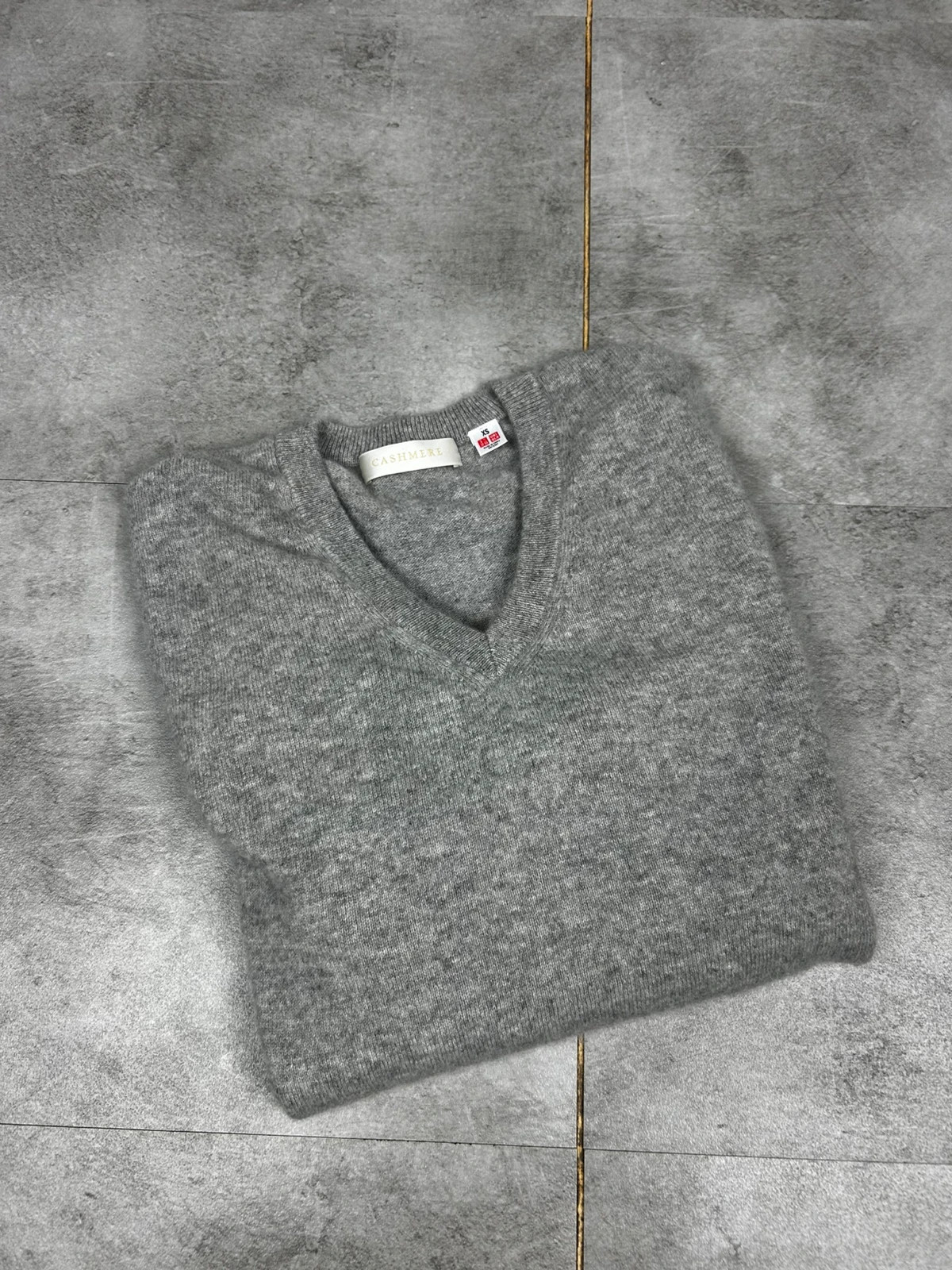 Uniqlo femme pull cachemire col V XS laine grise basique chic
