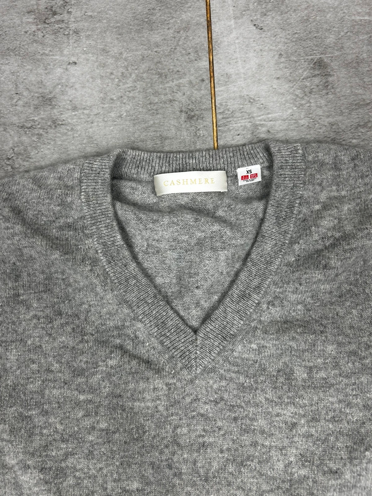 Uniqlo femme pull cachemire col V XS laine grise basique chic – Uniqlo – taille XS / 34 / 6 4