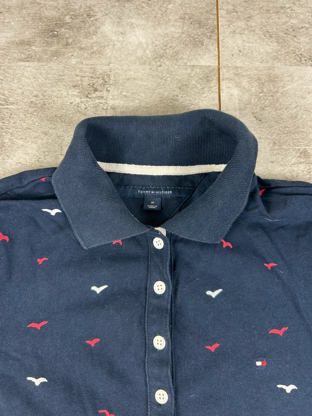 Tommy Hilfiger femmes polo manches courtes taille M bleu marine imprimé oiseaux logo brodé – Tommy Hilfiger – taille M / 38 / 10 5