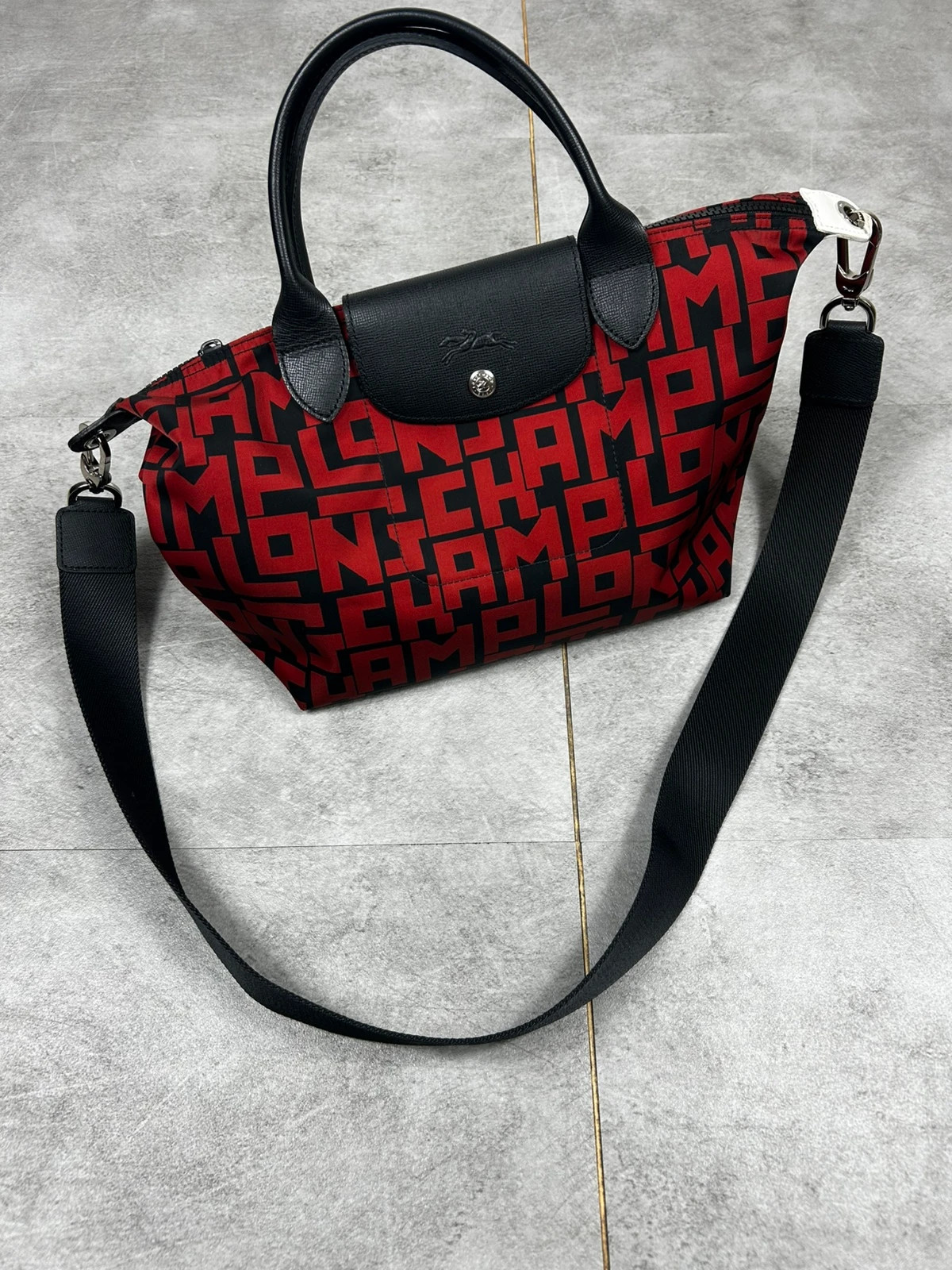 Longchamp femme sac Le Pliage LGP bandoulière nylon cuir rouge noir logo all over