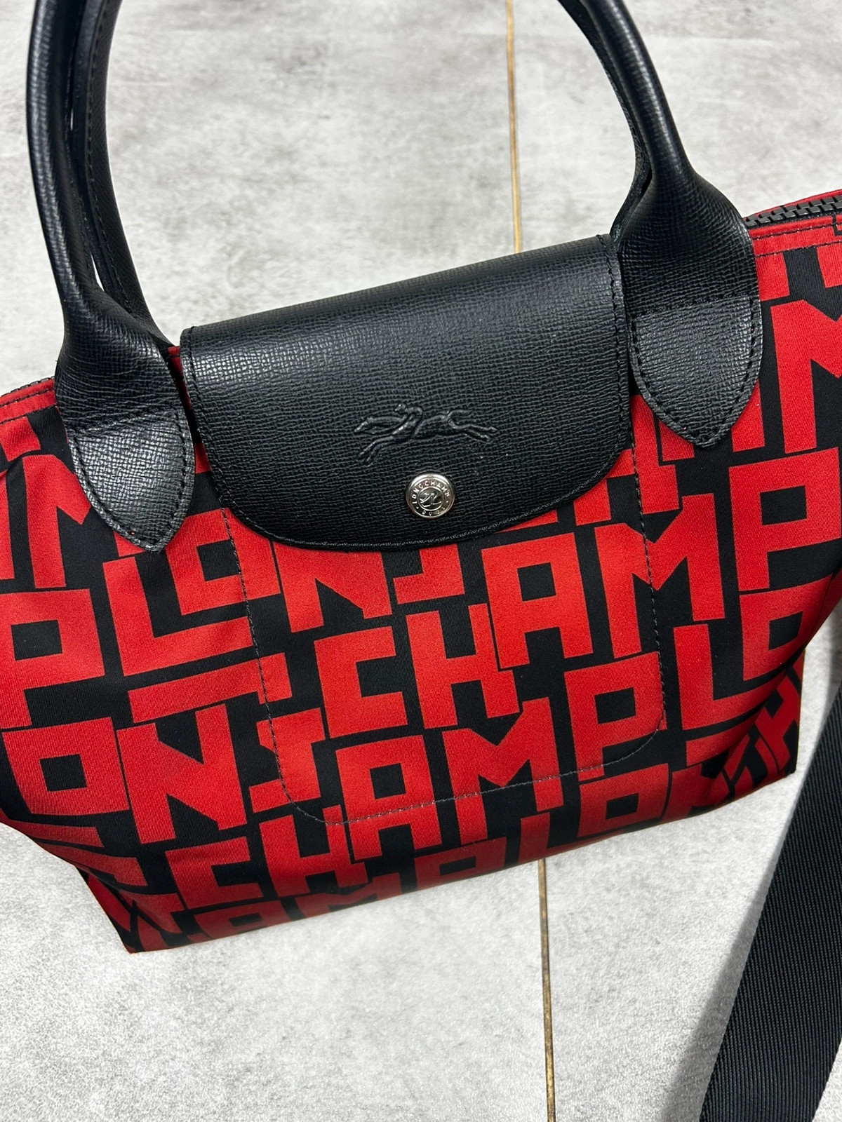 Longchamp femme sac Le Pliage LGP bandoulière nylon cuir rouge noir logo all over – Longchamp 2