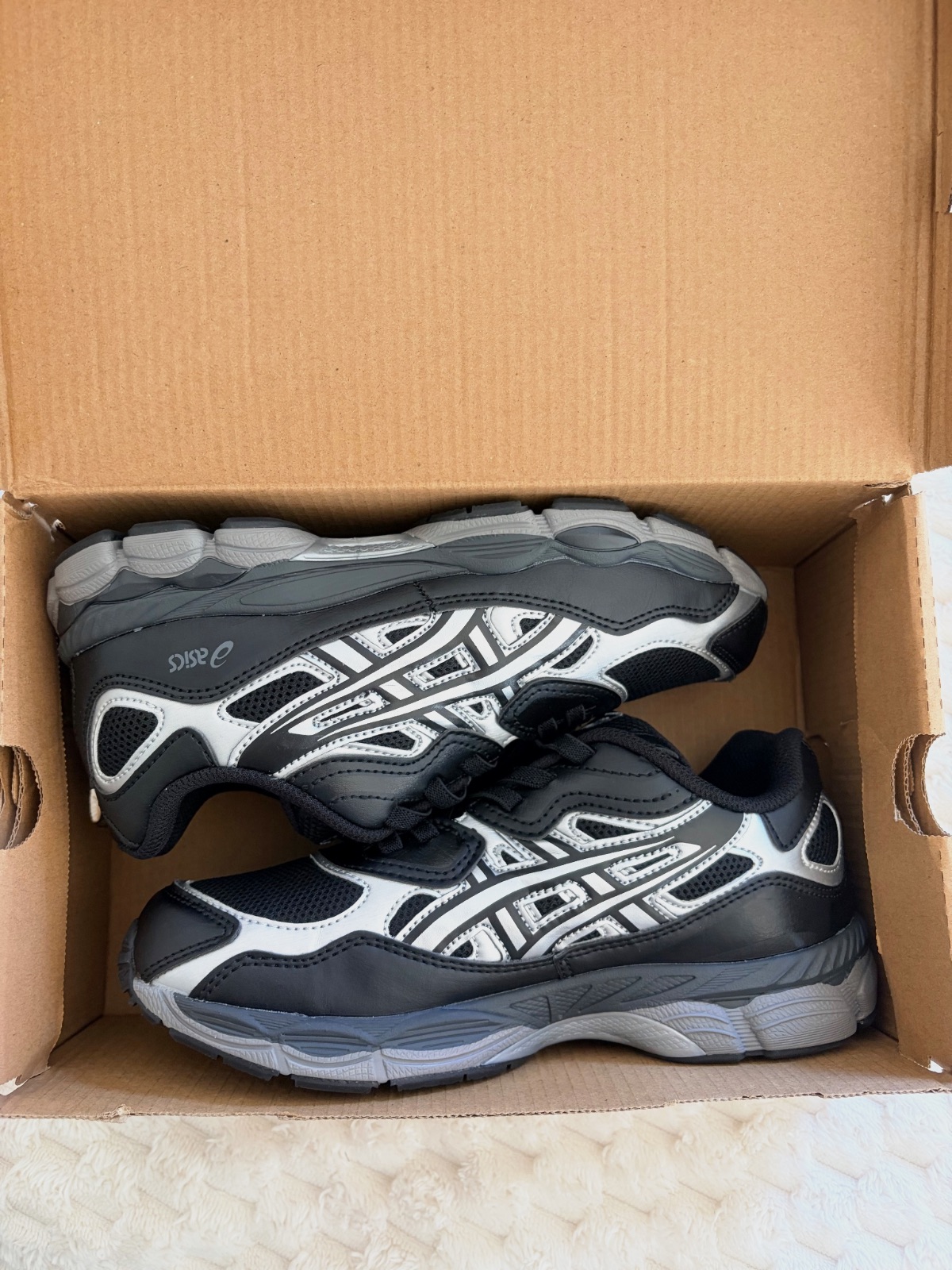 Baskets Asics noires et argentées taille 37 – Asics – taille EU 37 2