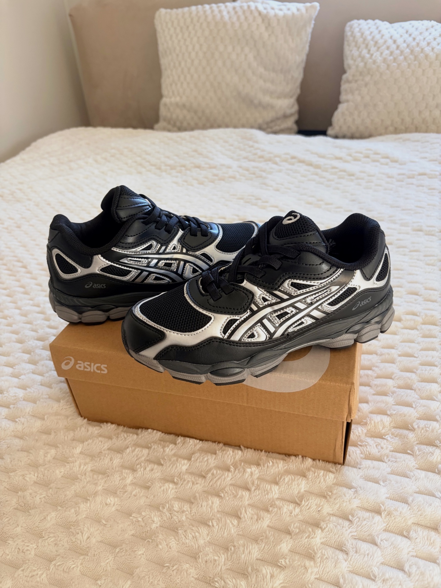 Baskets Asics noires et argentées taille 37