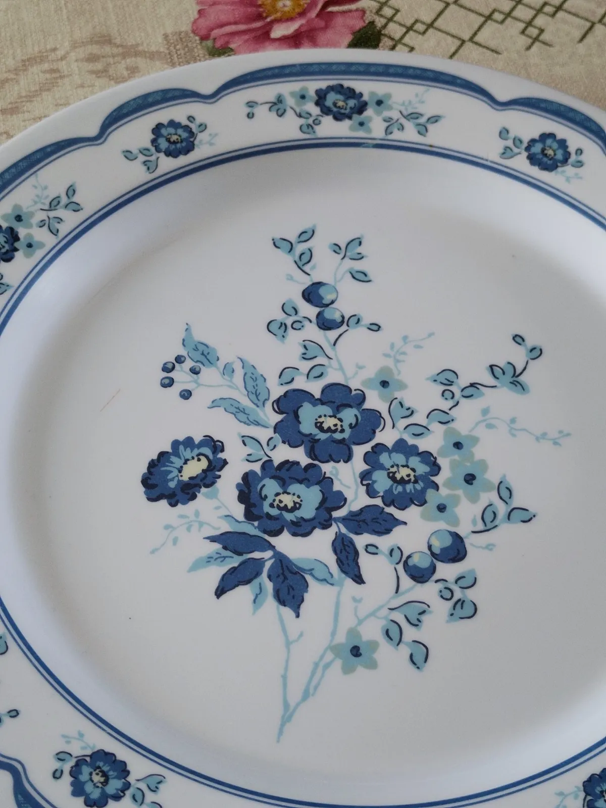 Ensemble de 5 assiettes et un plat vintage rétro des années 70 en melamine. – Movitex 4