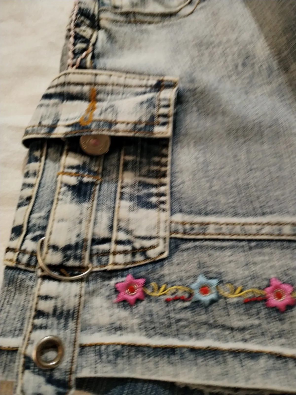 Jolie petite jupe en jeans effet délavé d'origine. Pleine de jolis détails, 6 an – H Hong Feng – taille 6 ans 4