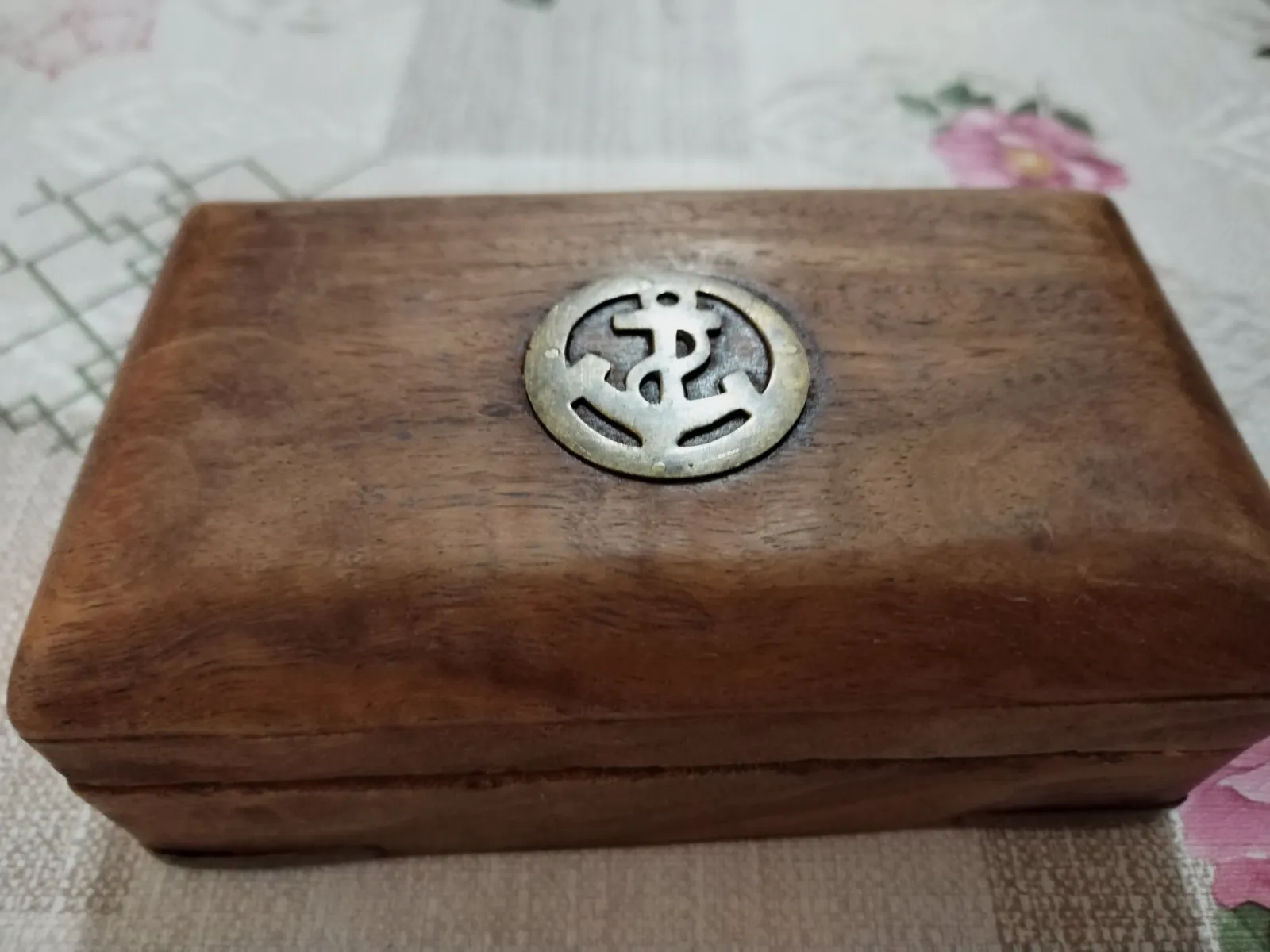 Belle boîte ancienne artisanale de la marine en bois massif. – Marine 2