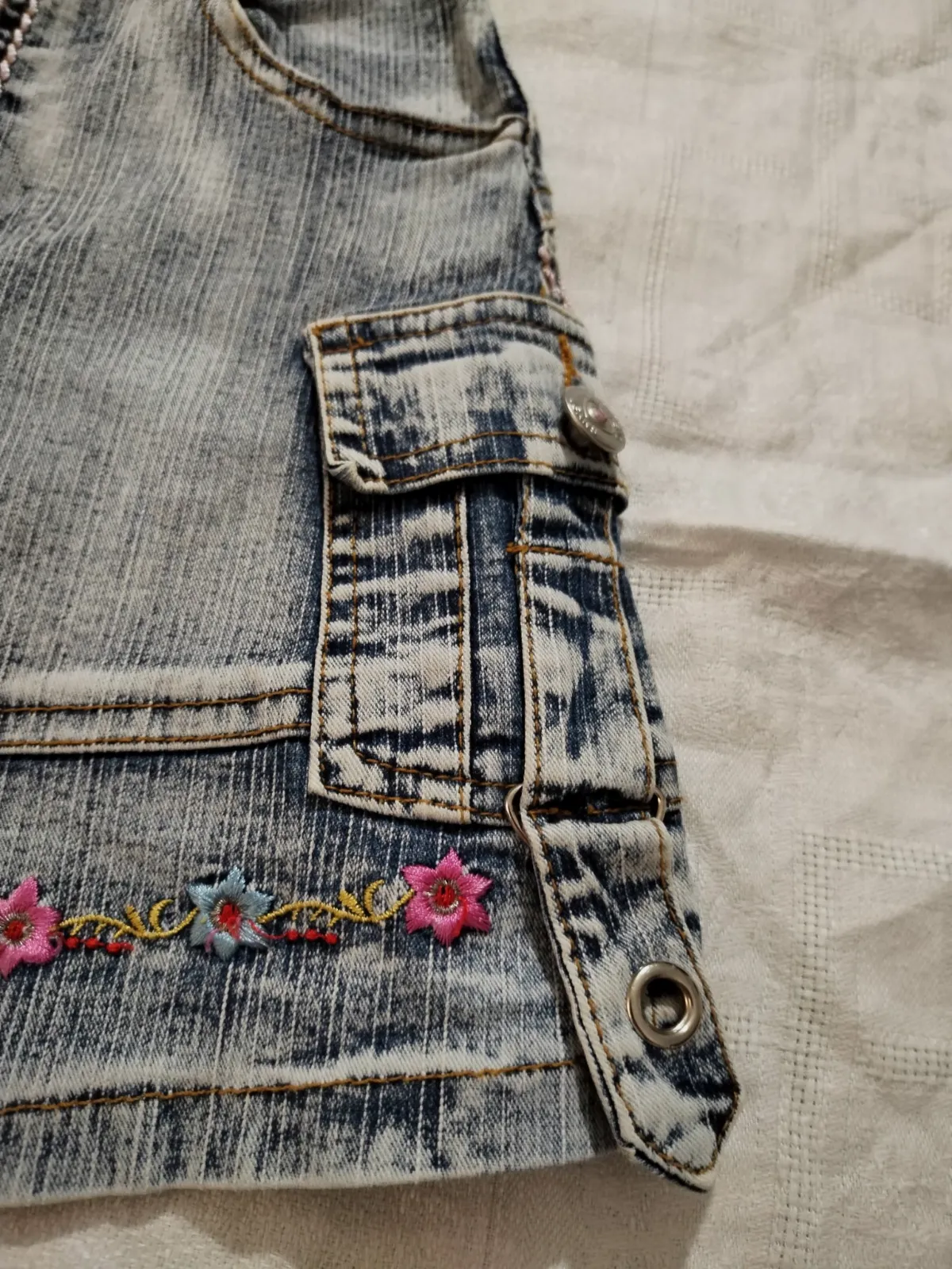 Jolie petite jupe en jeans effet délavé d'origine. Pleine de jolis détails, 6 an – H Hong Feng – taille 6 ans 3