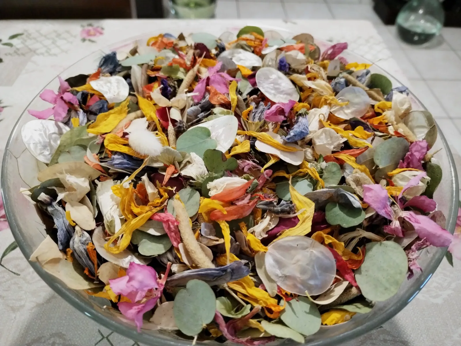 Grande quantité de pétales de fleurs séchées et fleurs, feuilles d'eucalyptus.  – Sans marque 5