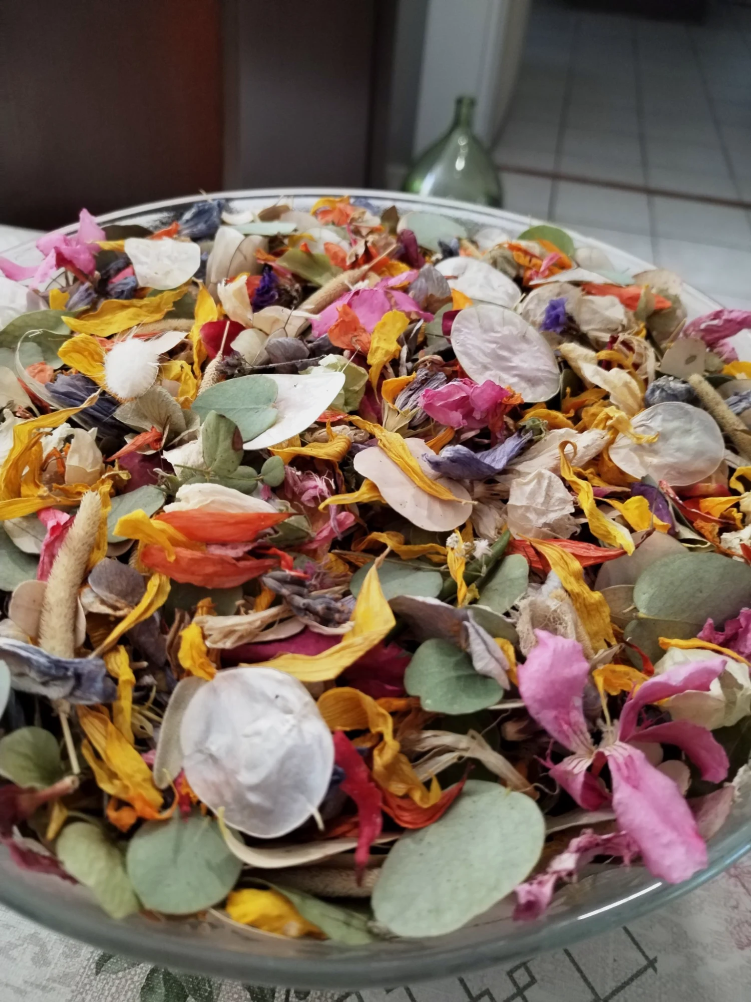 Grande quantité de pétales de fleurs séchées et fleurs, feuilles d'eucalyptus. 