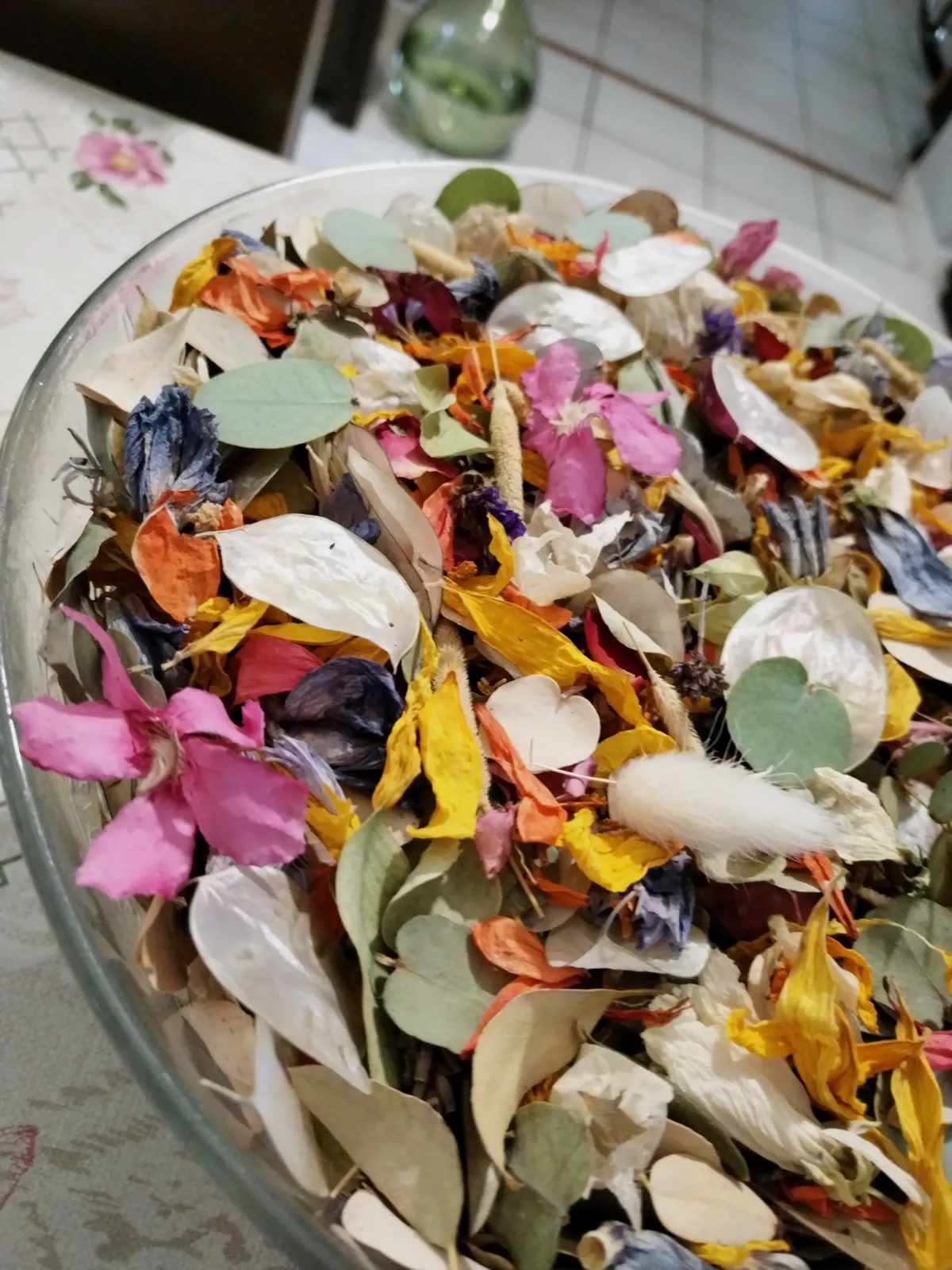 Grande quantité de pétales de fleurs séchées et fleurs, feuilles d'eucalyptus.  – Sans marque 2