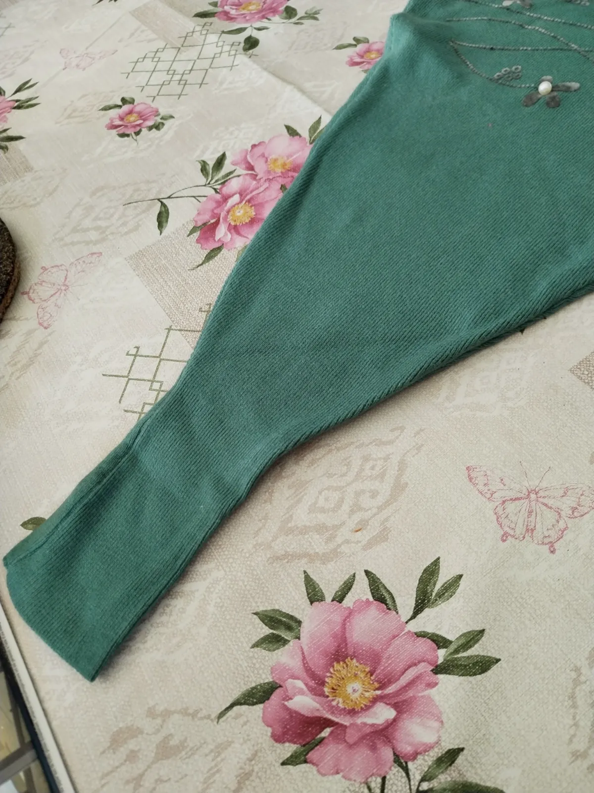 Joli pull manches chauve-souris, joli décor perles et fleurs, neuf, taille XL.  – Autre – taille XL 4