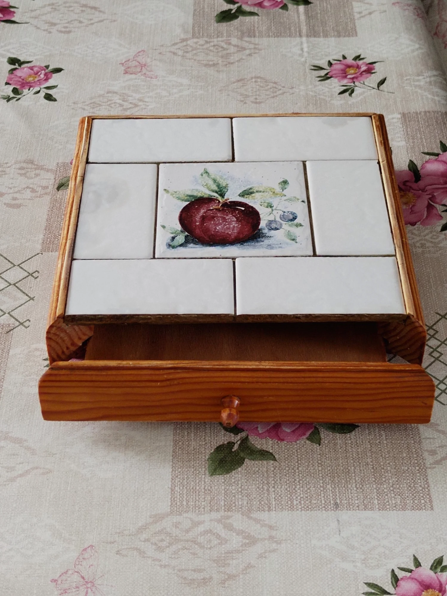 Dessou de plat vintage rétro avec tiroir intégré. 