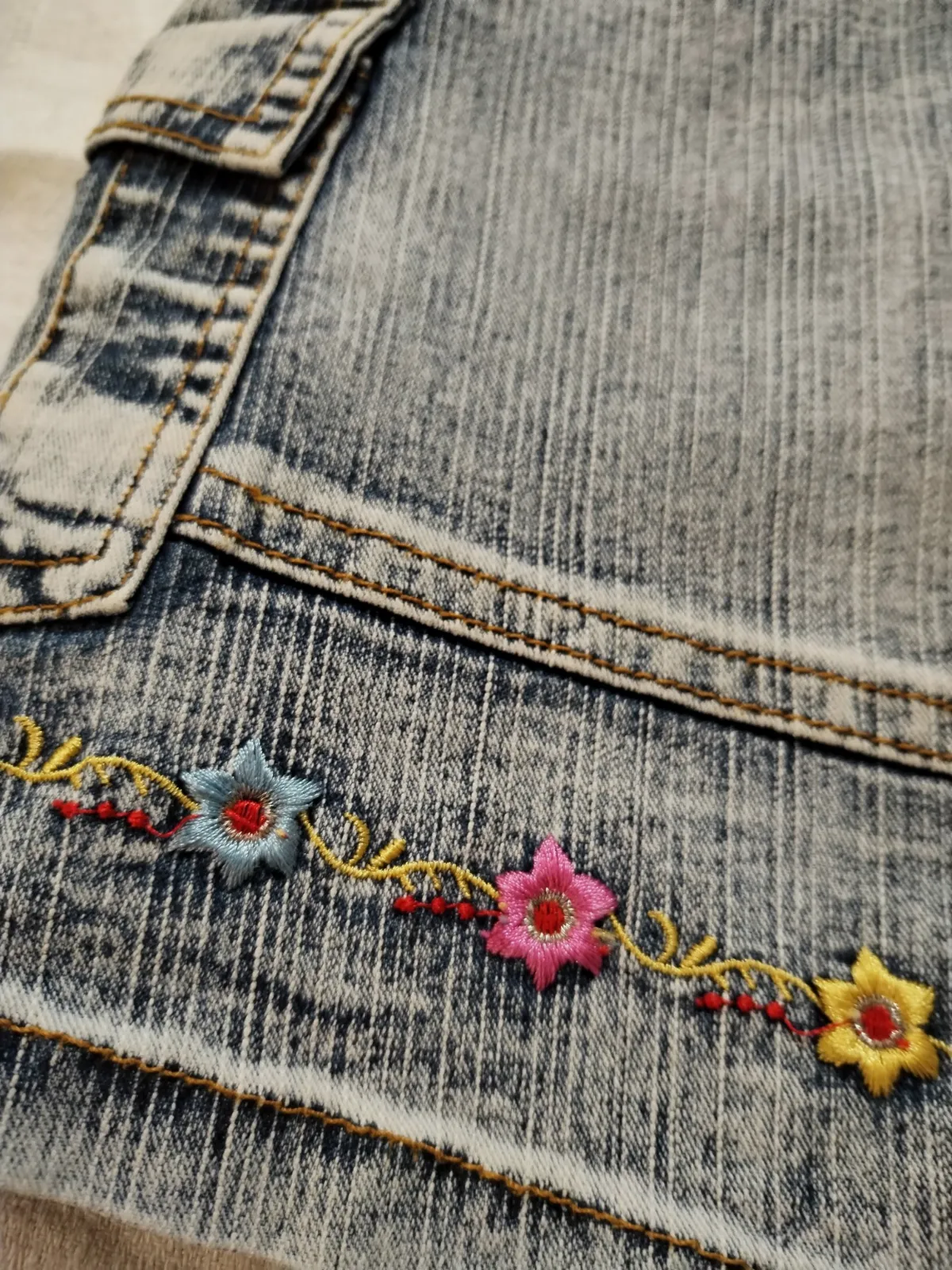 Jolie petite jupe en jeans effet délavé d'origine. Pleine de jolis détails, 6 an – H Hong Feng – taille 6 ans 2