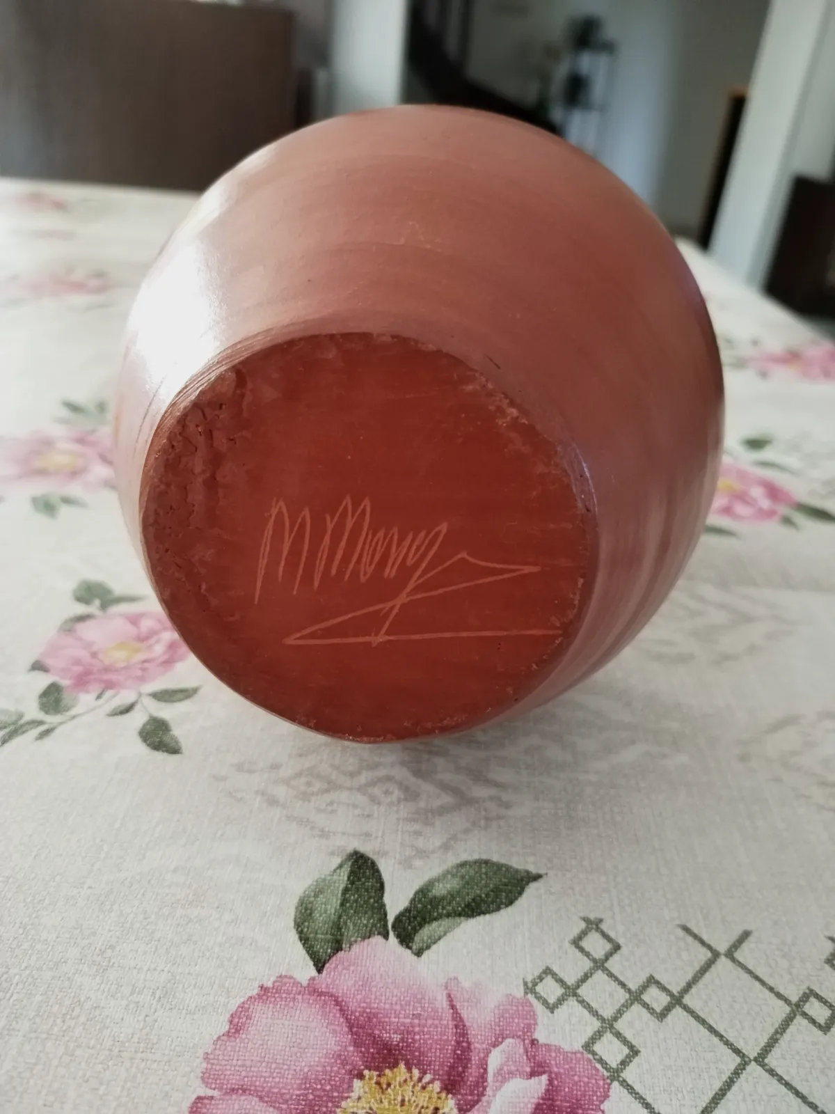 Joli vase poterie artisanale en terre cuite verni et décoré, signé sur le fond. – Inconnu 5