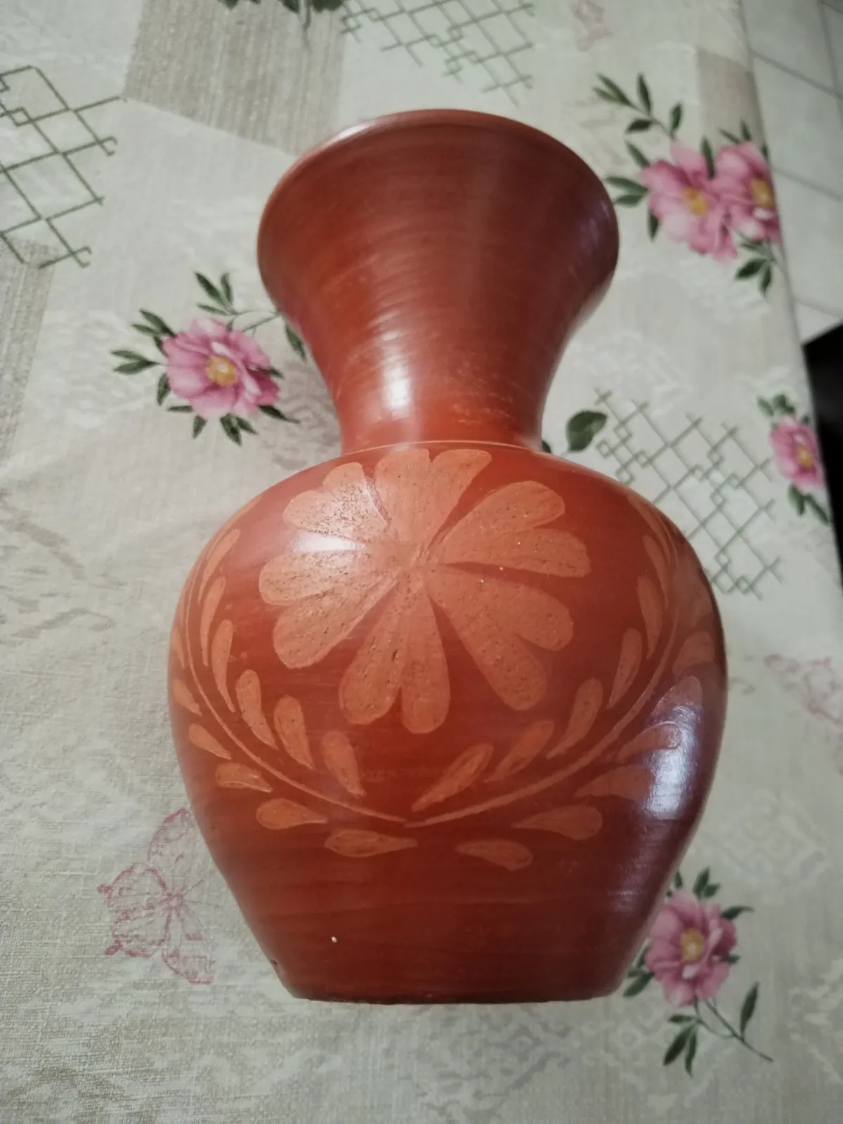 Joli vase poterie artisanale en terre cuite verni et décoré, signé sur le fond. – Inconnu 6