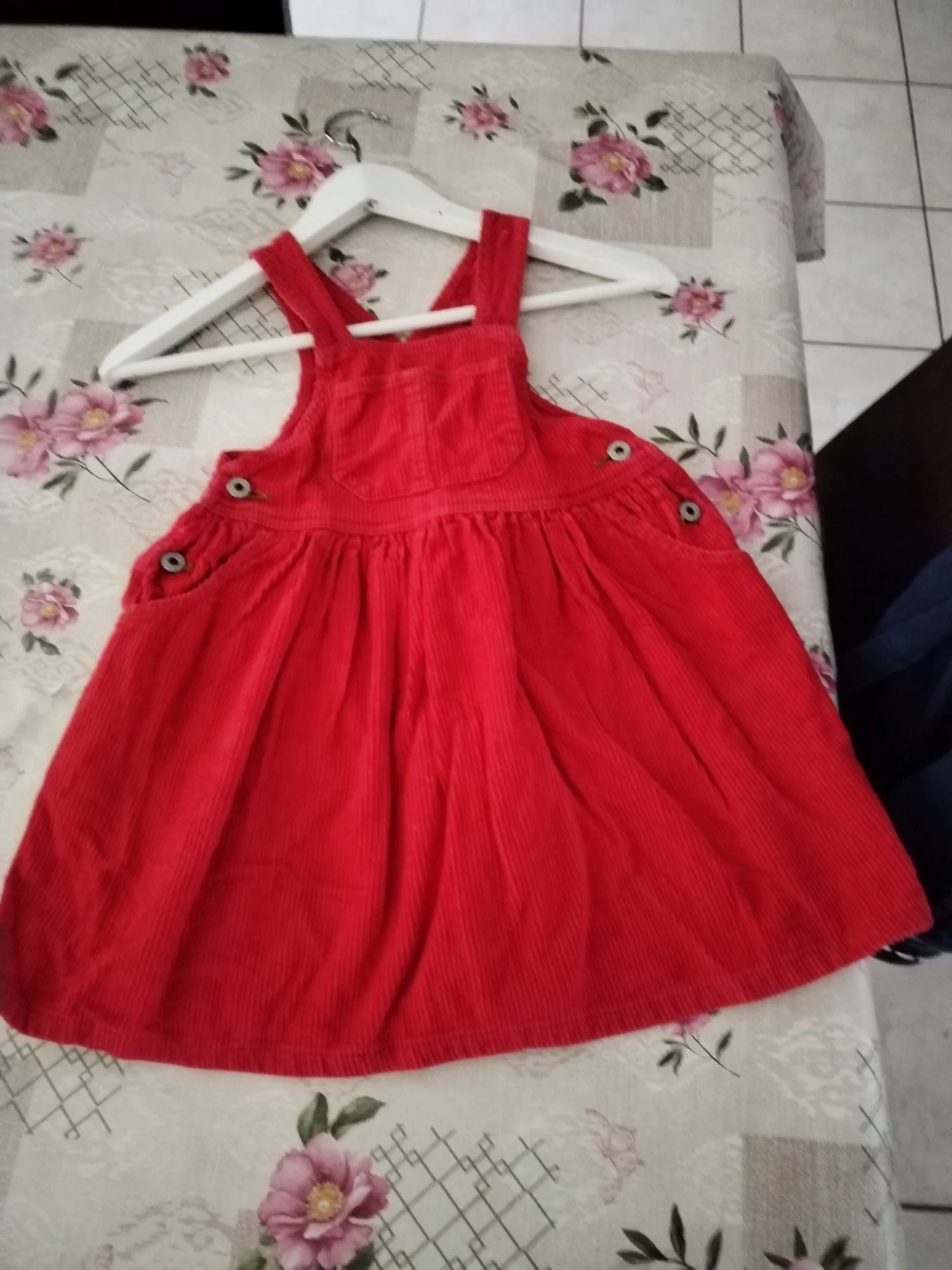 Jolie robe salopette rouge foncé en velours côtelé taille 102. 