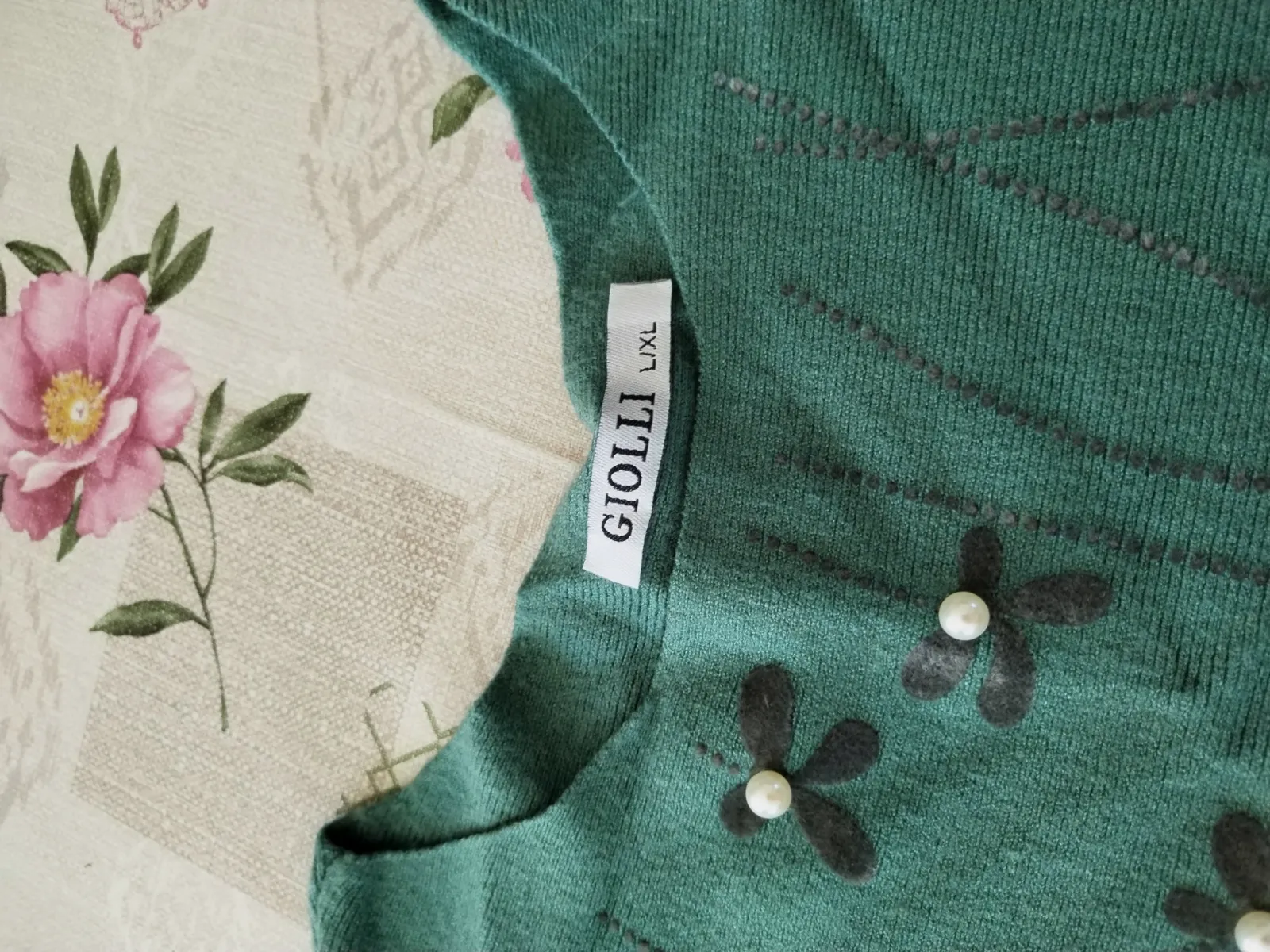 Joli pull manches chauve-souris, joli décor perles et fleurs, neuf, taille XL.  – Autre – taille XL 5