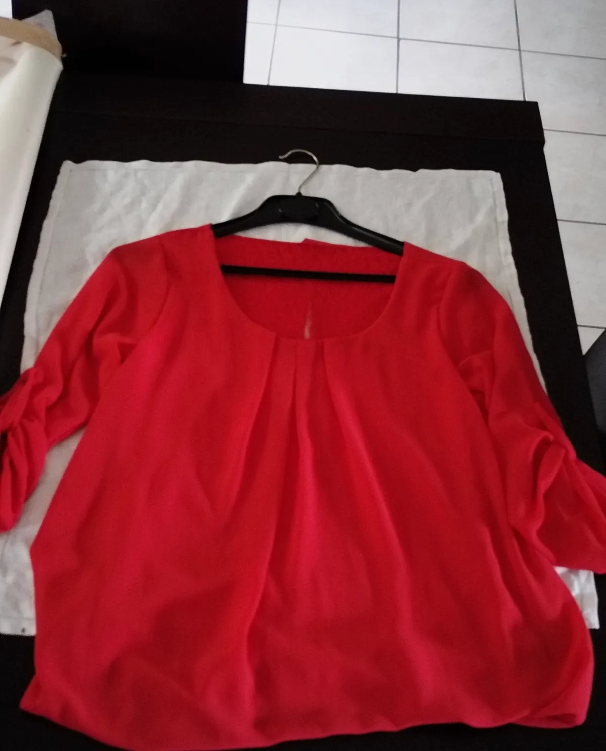 Très beau chemisier rouge taille 38,pinces devant et dentelle sur le derrière.  – Inconnu – taille M 3
