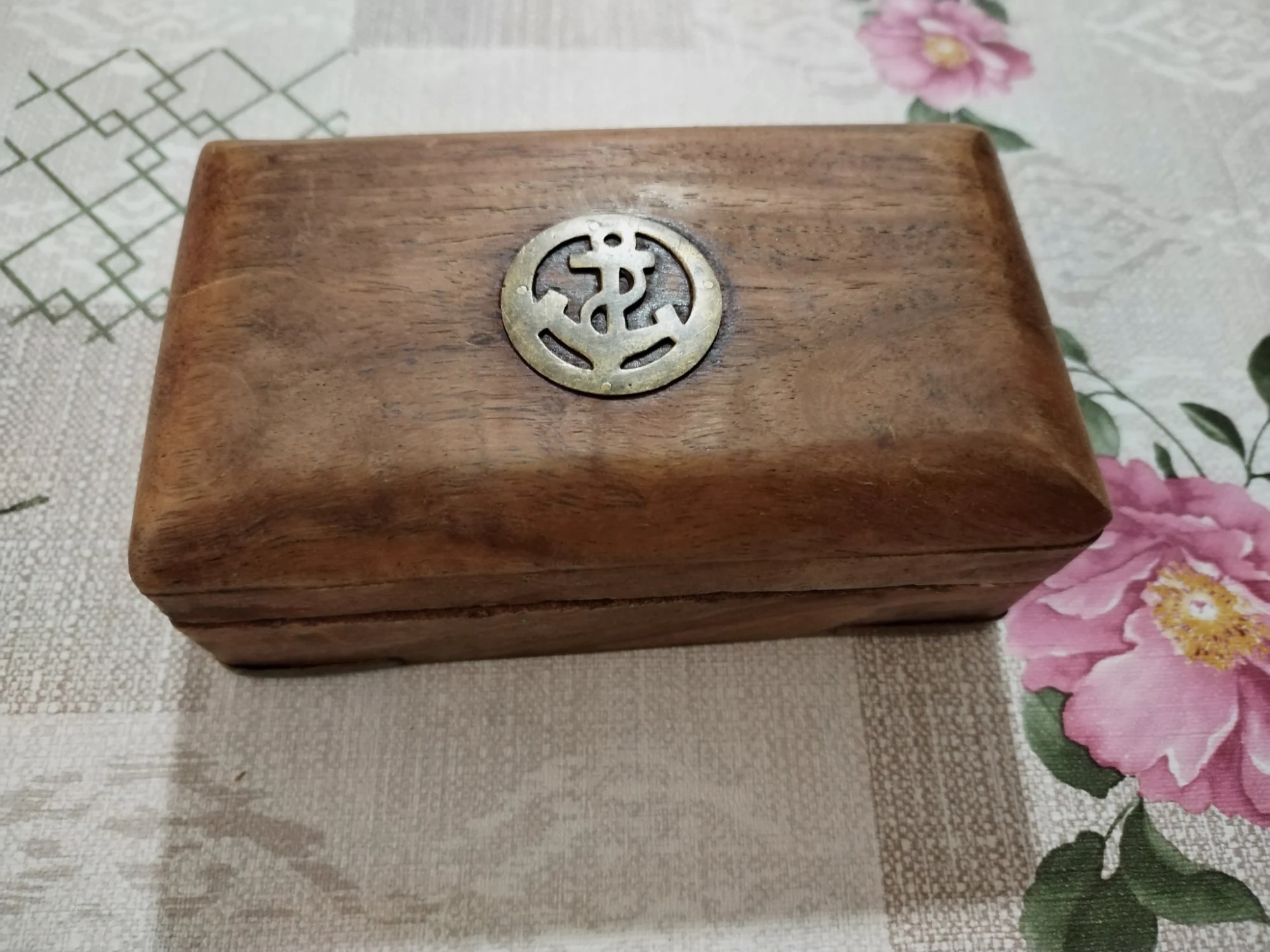 Belle boîte ancienne artisanale de la marine en bois massif. 