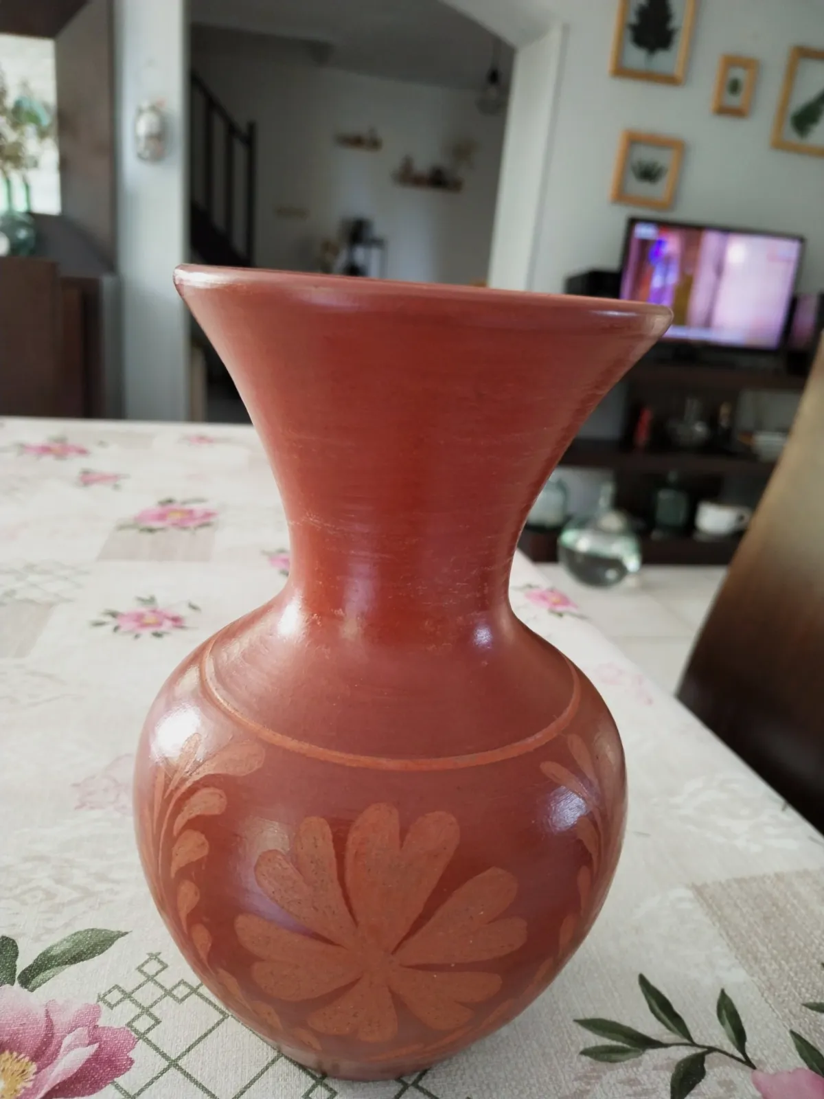 Joli vase poterie artisanale en terre cuite verni et décoré, signé sur le fond. – Inconnu 2