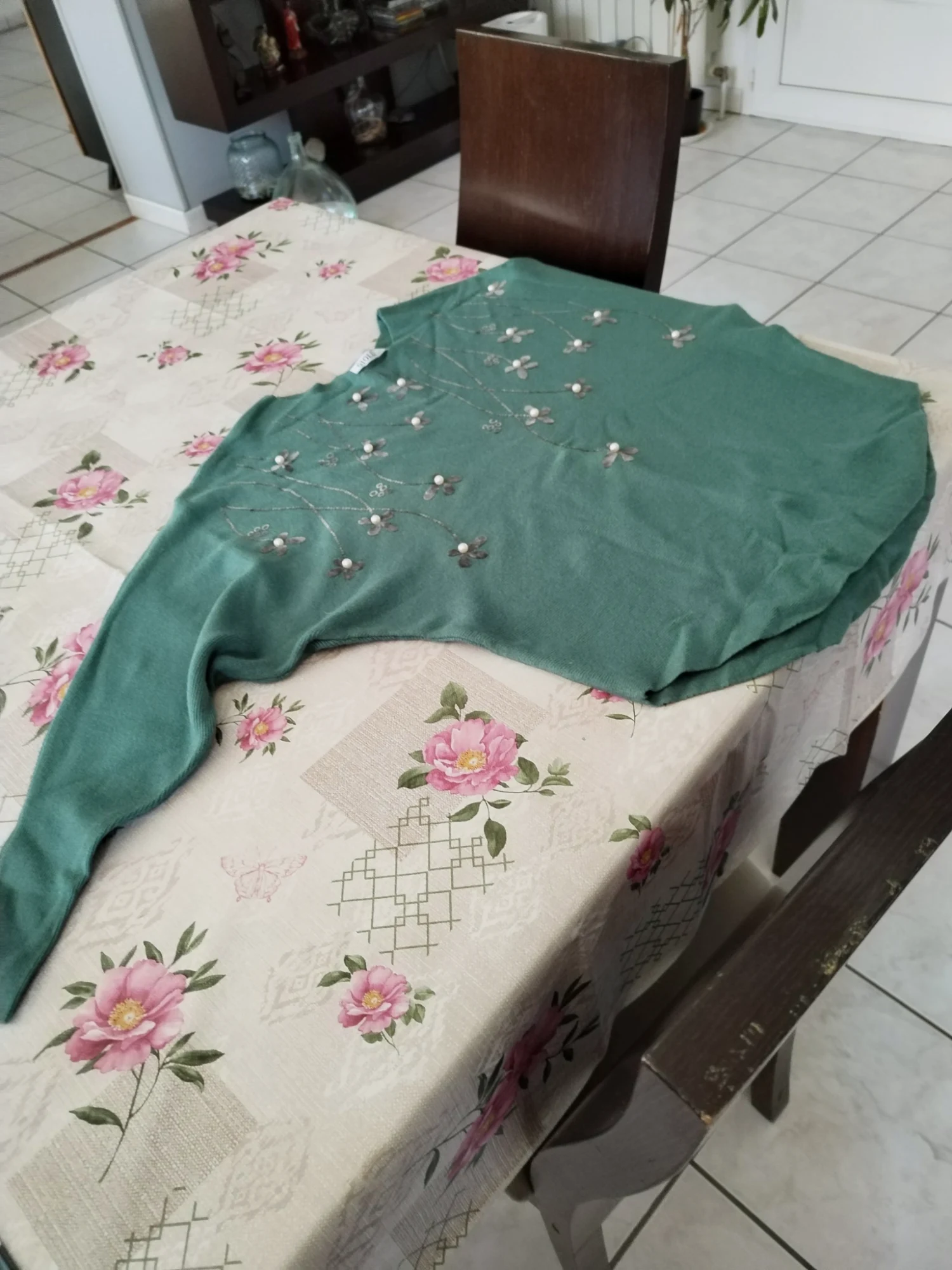 Joli pull manches chauve-souris, joli décor perles et fleurs, neuf, taille XL. 