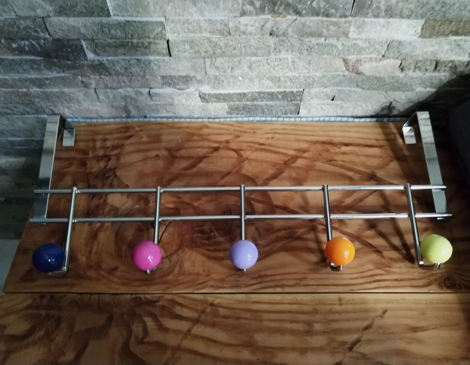 Porte serviettes ou patère pour salle de bain en métal chromé et embouts coloré. – Inconnu 4