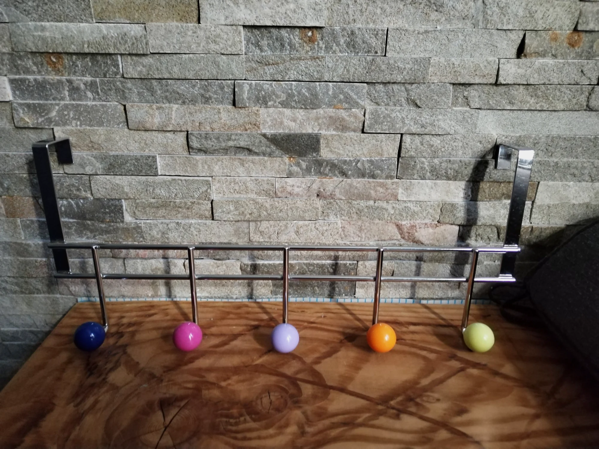 Porte serviettes ou patère pour salle de bain en métal chromé et embouts coloré.