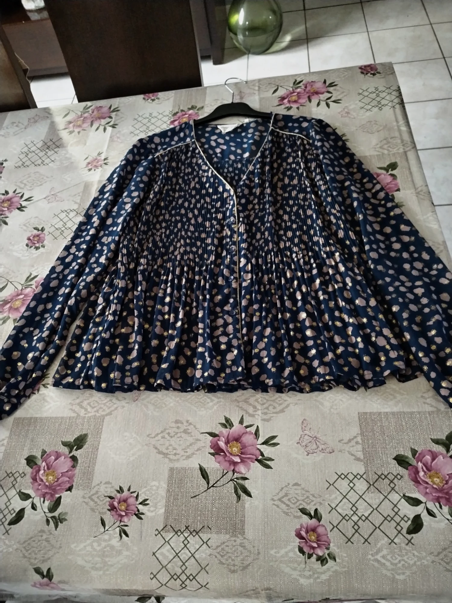 Très beau chemisier model déposé cherri paris taille 38, ample et plis.