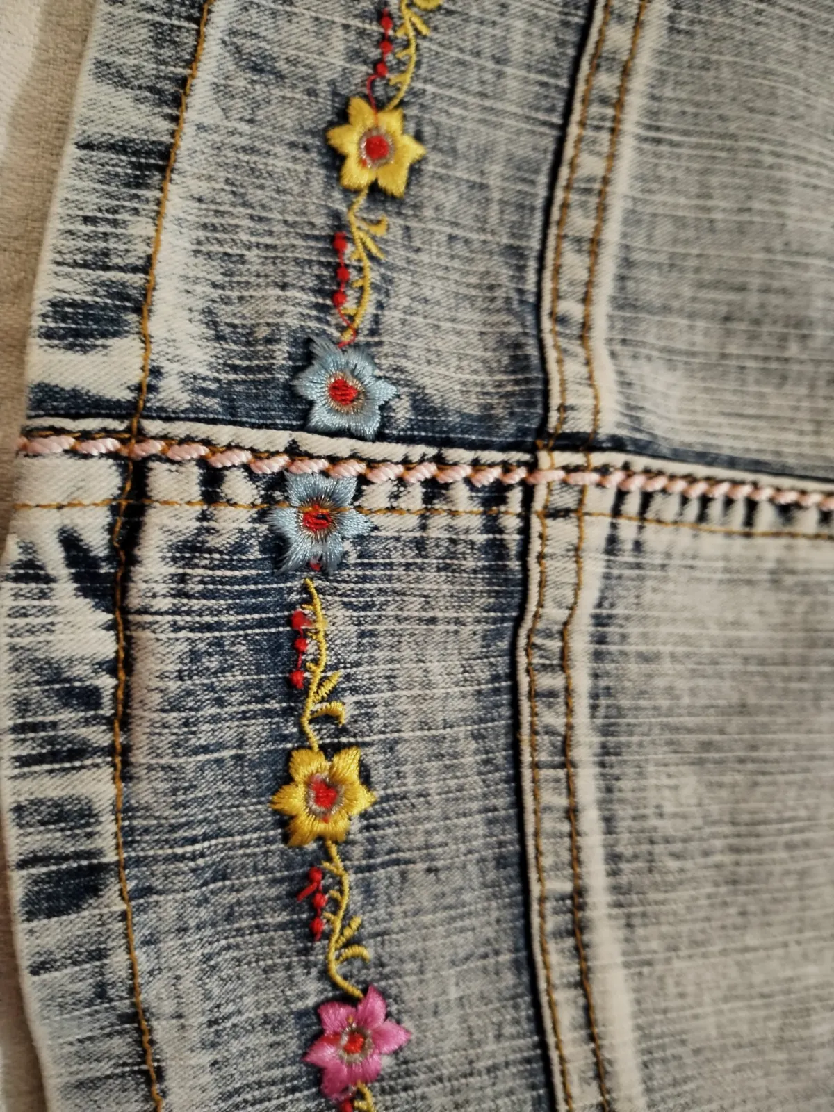 Jolie petite jupe en jeans effet délavé d'origine. Pleine de jolis détails, 6 an – H Hong Feng – taille 6 ans 7