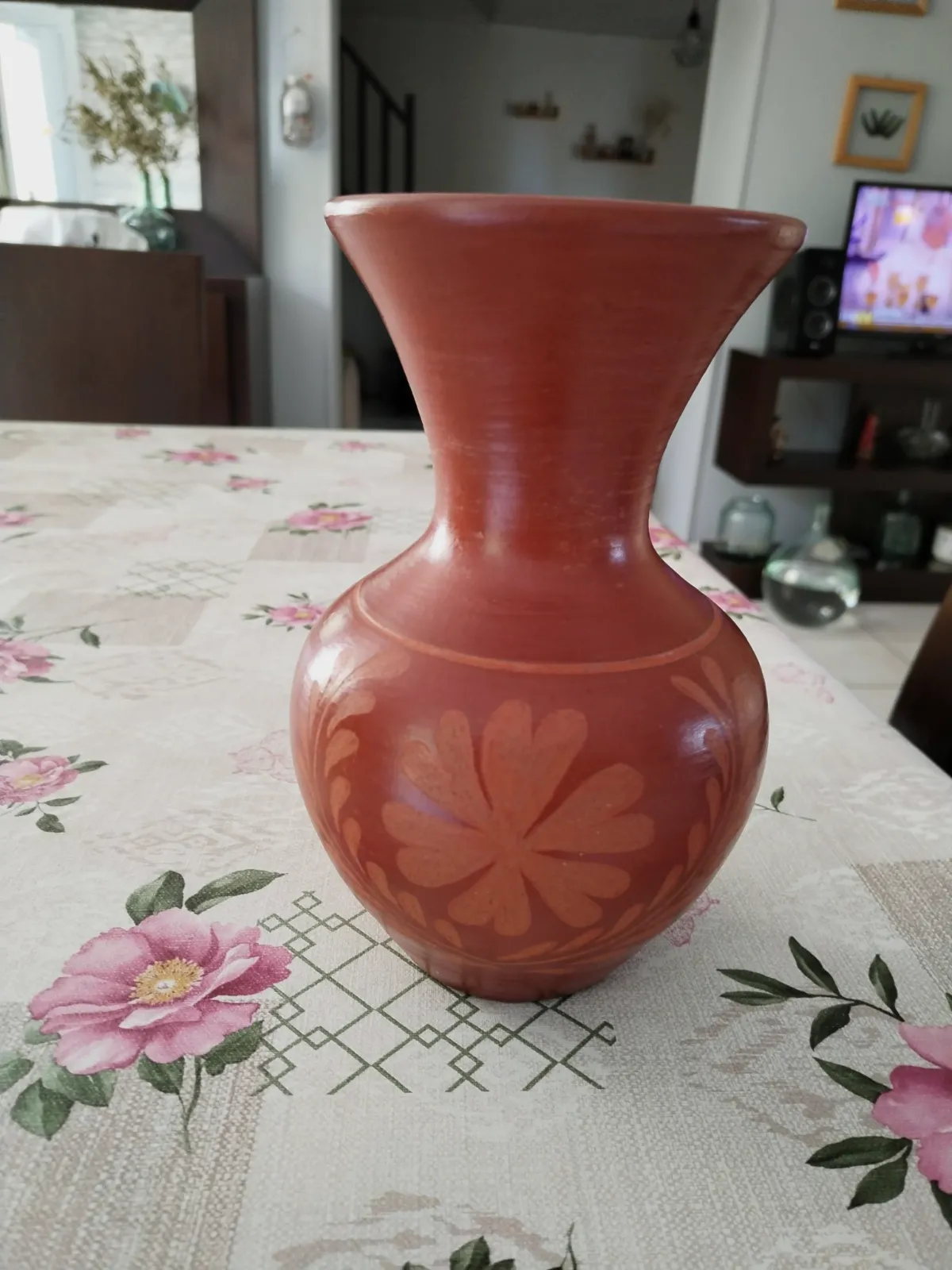 Joli vase poterie artisanale en terre cuite verni et décoré, signé sur le fond. – Inconnu 4